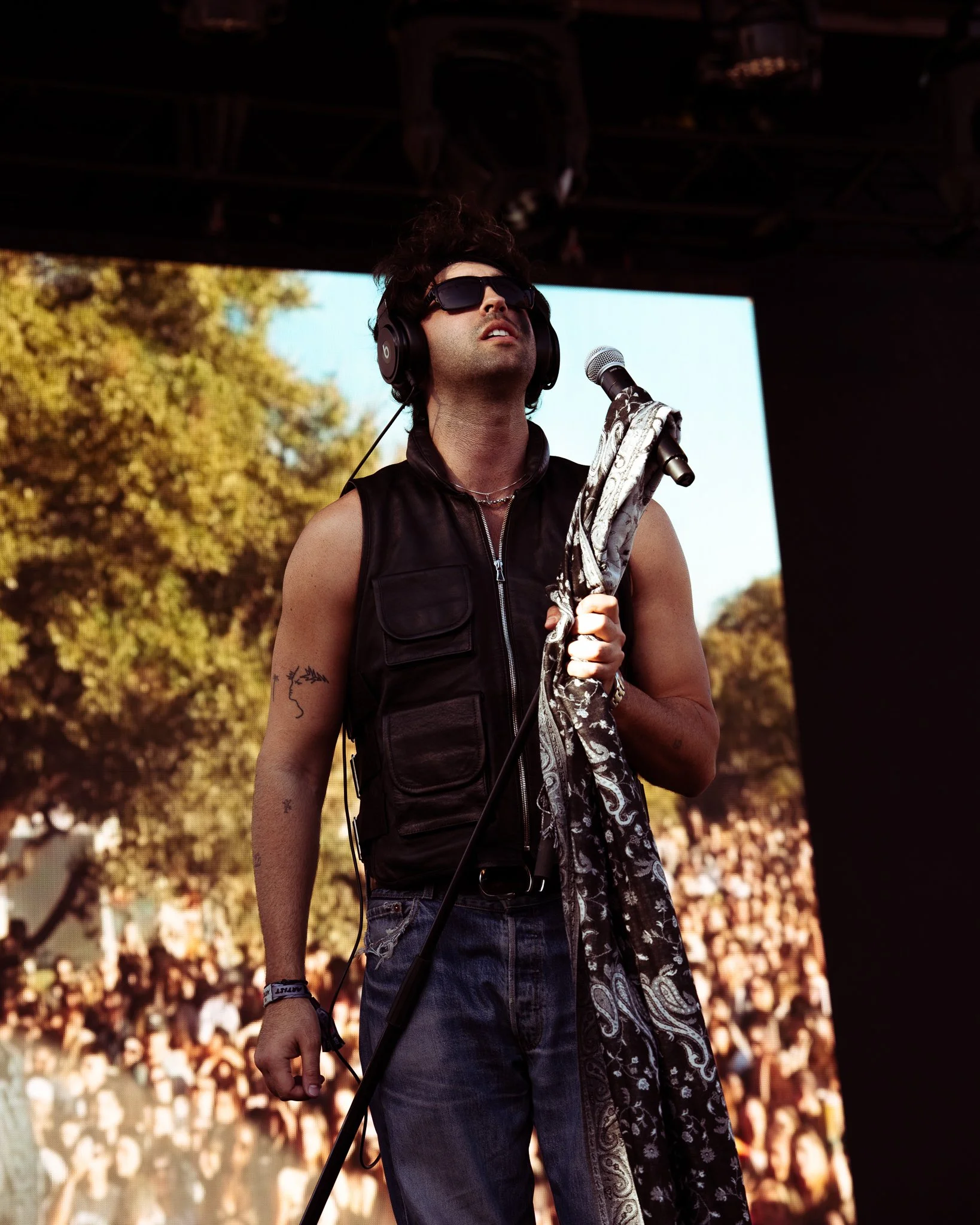  Indie-pop sibling duo BETWEEN FRIENDS, composed of Brandon and Savannah Hudson, perform tracks&nbsp; “BLOW” and “Smiley.” 