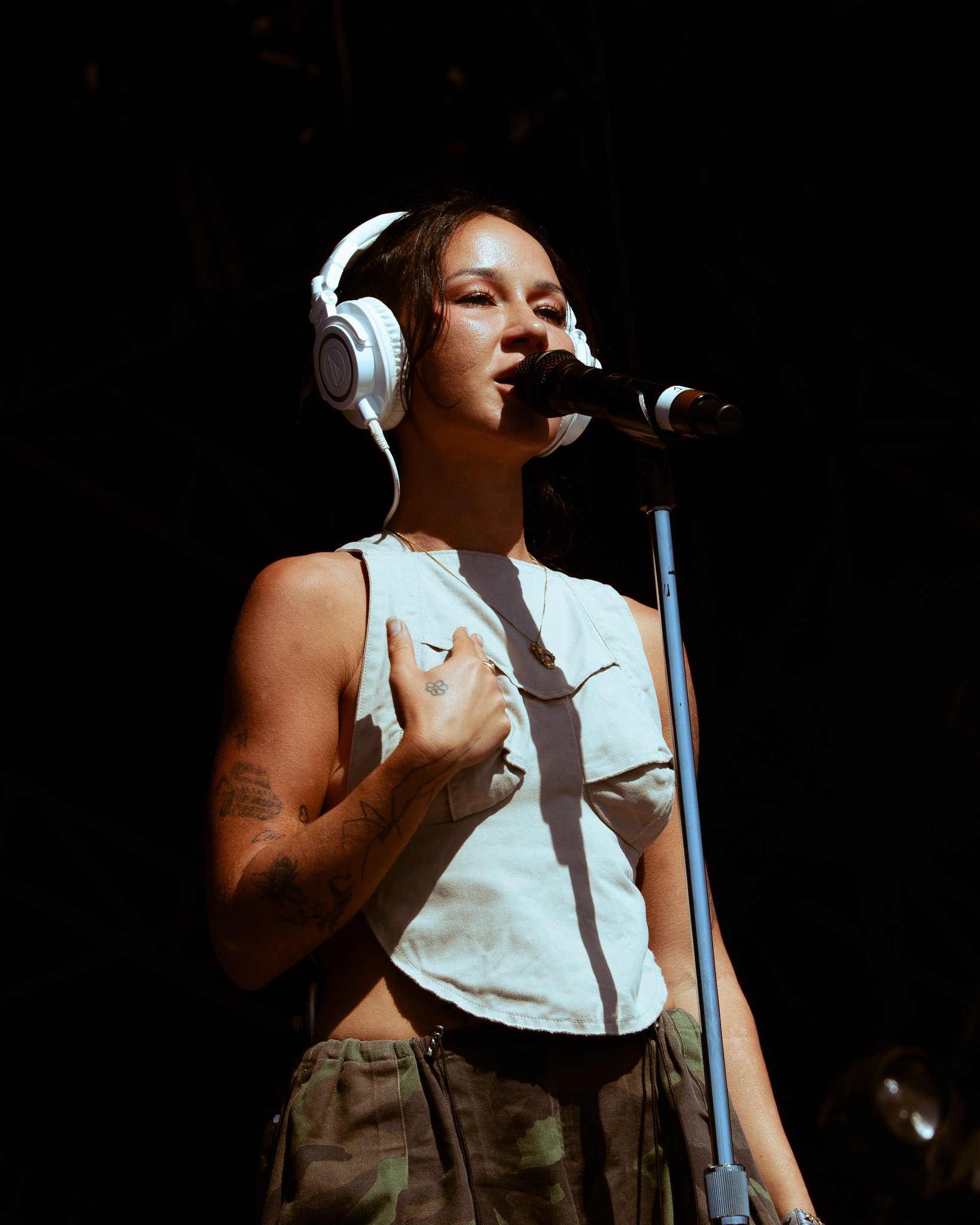  Australian alt-pop artist Mallrat performs the dreamy synth-pop track “My Darling, My Angel.” 