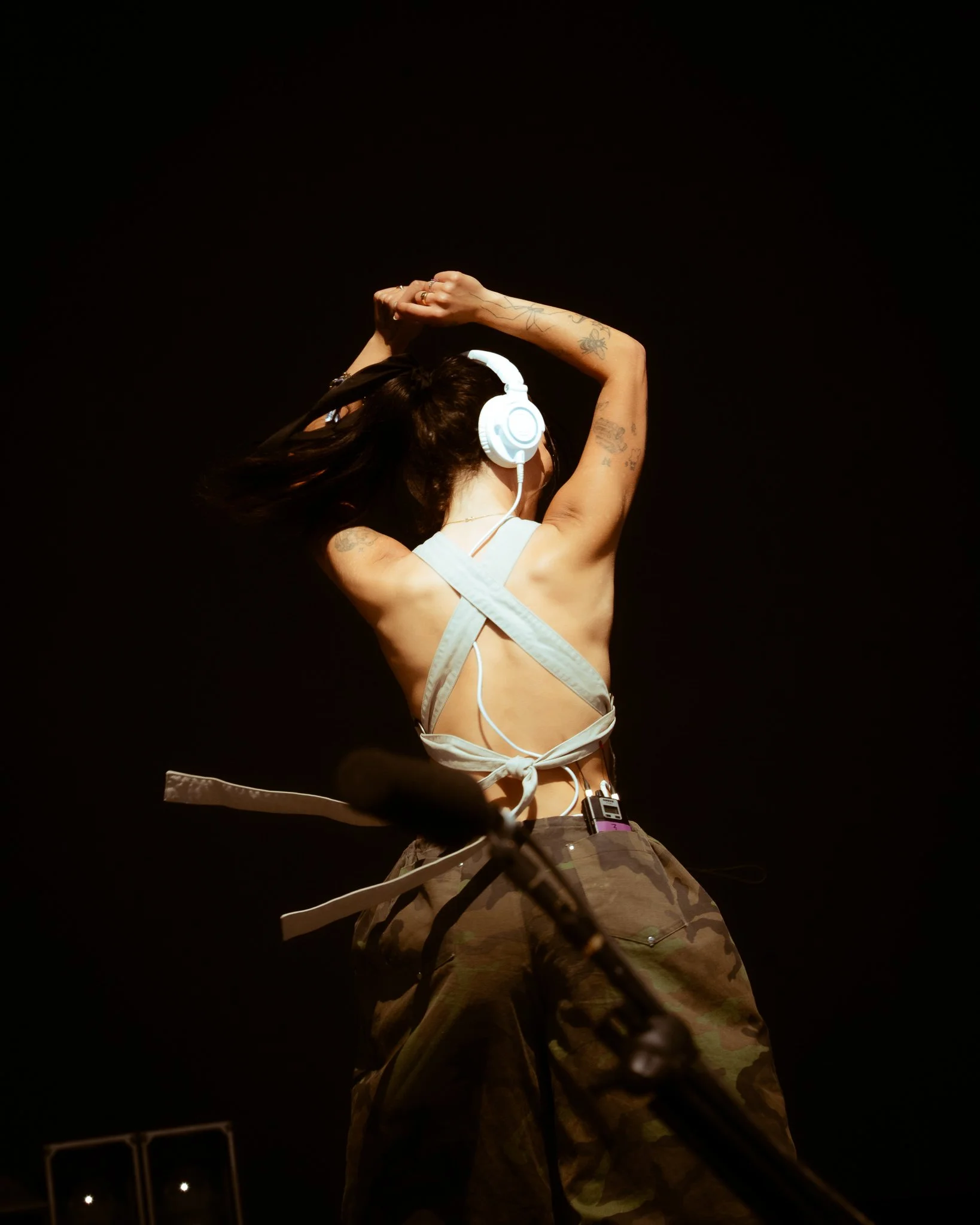  Australian alt-pop artist Mallrat performs the dreamy synth-pop track “My Darling, My Angel.” 