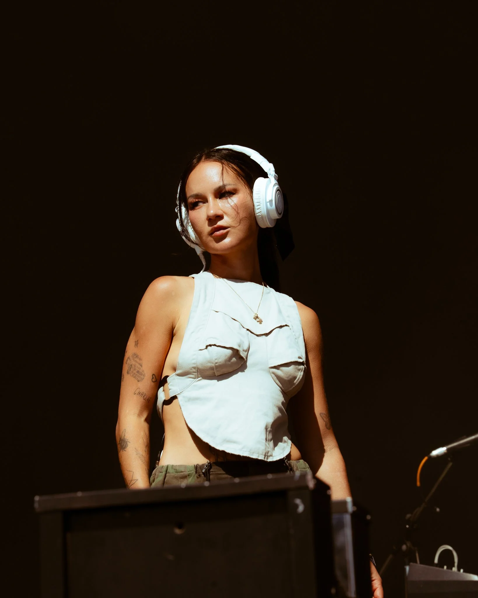  Australian alt-pop artist Mallrat performs the dreamy synth-pop track “My Darling, My Angel.” 