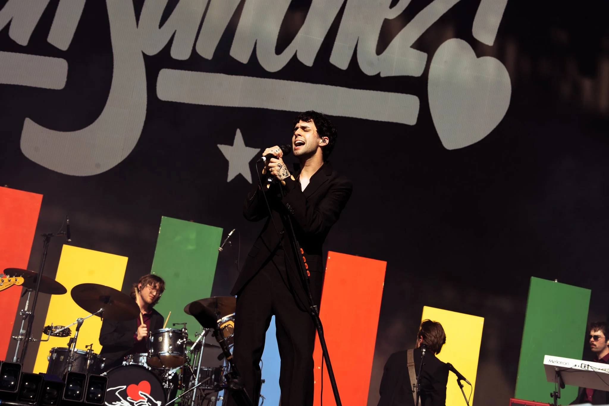  Nashville-based pop artist Stephen Sanchez captivates the crowd with his timeless vocals and nostalgic lyrics. 