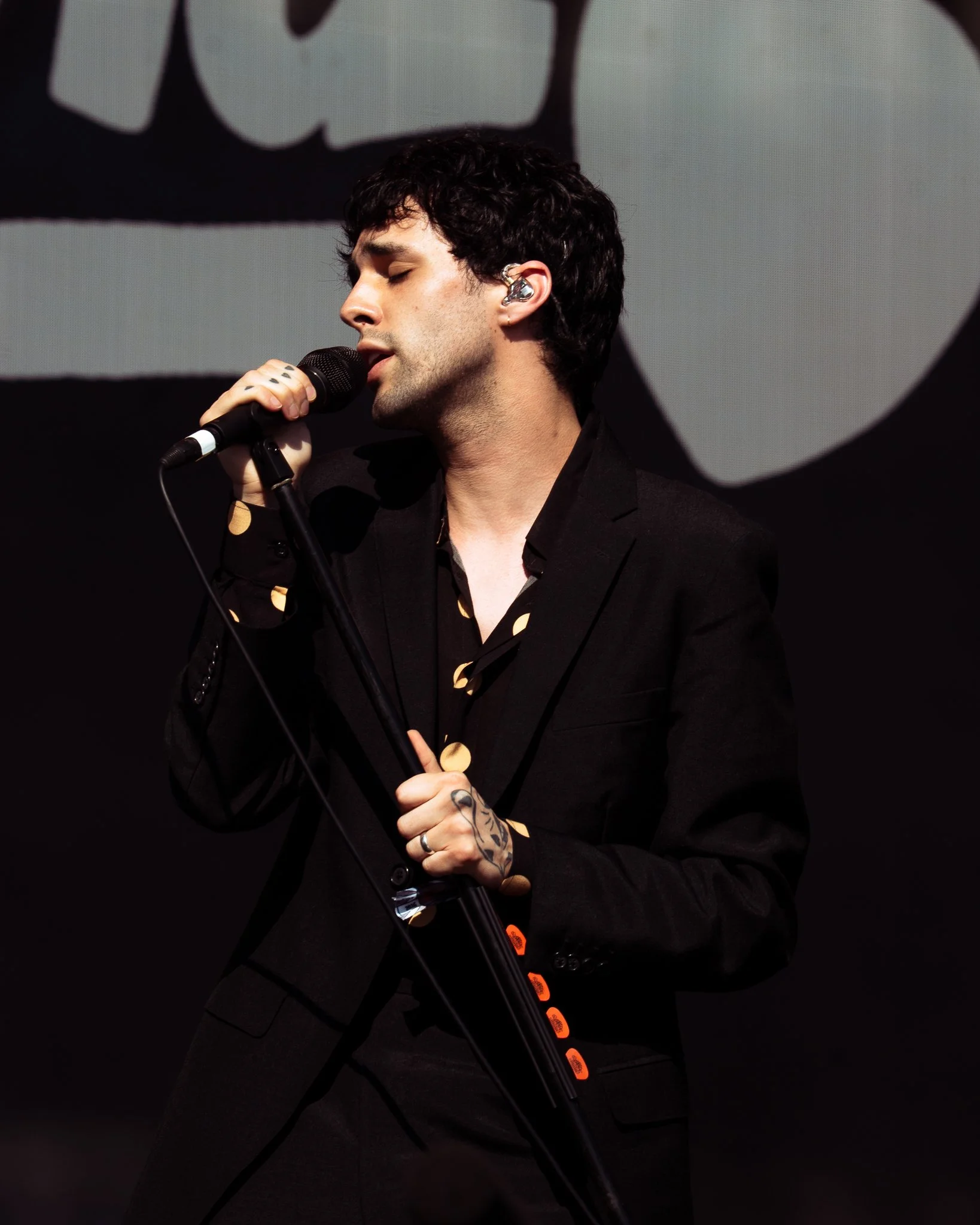  Nashville-based pop artist Stephen Sanchez captivates the crowd with his timeless vocals and nostalgic lyrics. 