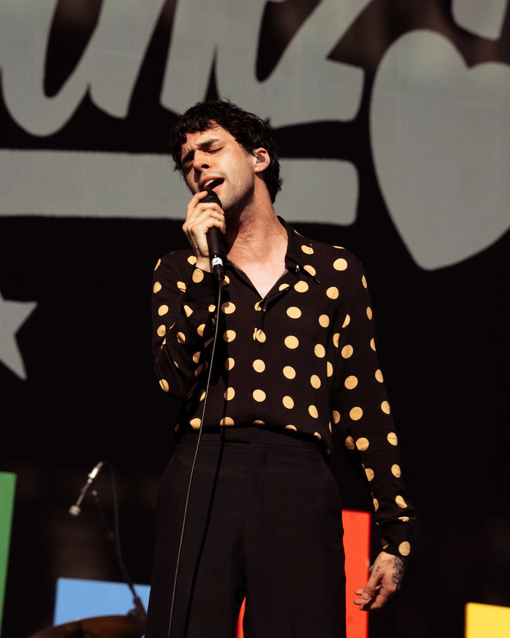  Nashville-based pop artist Stephen Sanchez captivates the crowd with his timeless vocals and nostalgic lyrics. 