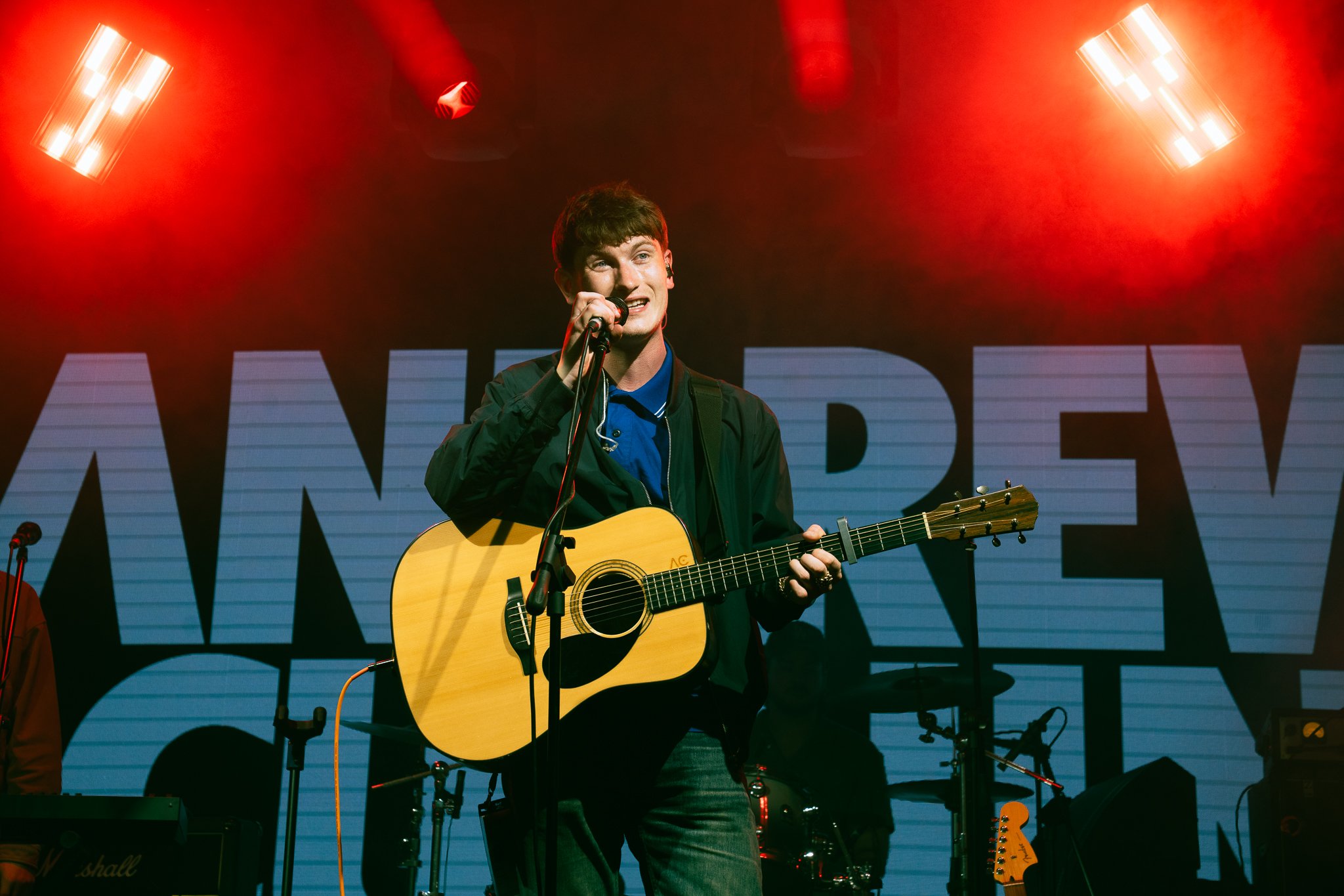  English singer-songwriter Andrew Cushin captivates the audience at the British Music Embassy with his anthemic songs, such as “It’s Gonna Get Better.” 