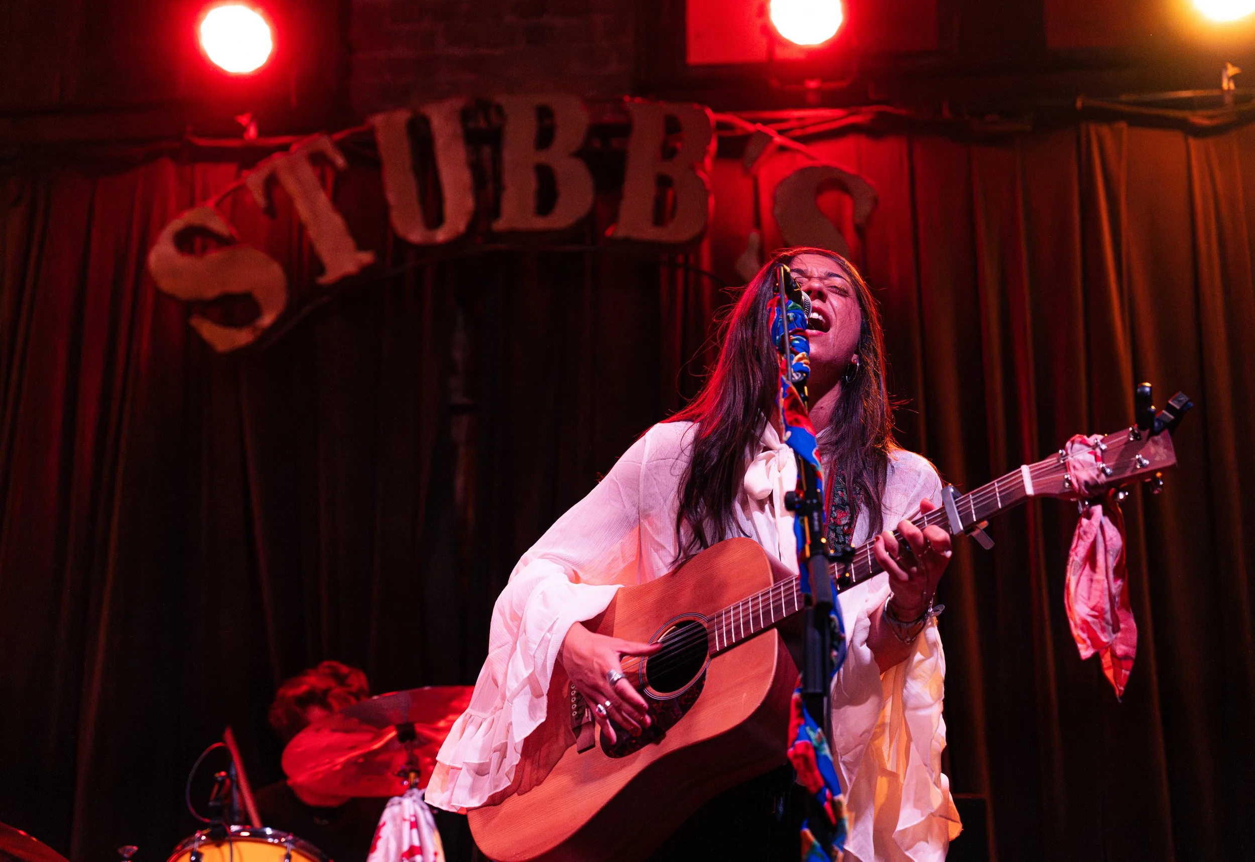  Singer-songwriter Kohanna opens the night singing the colorful lyrics of “The Waltzer”: “Drive until you run out of gas / So won’t you drive, real fast / Italian cowboy, don’t take your foot off the gas.” 