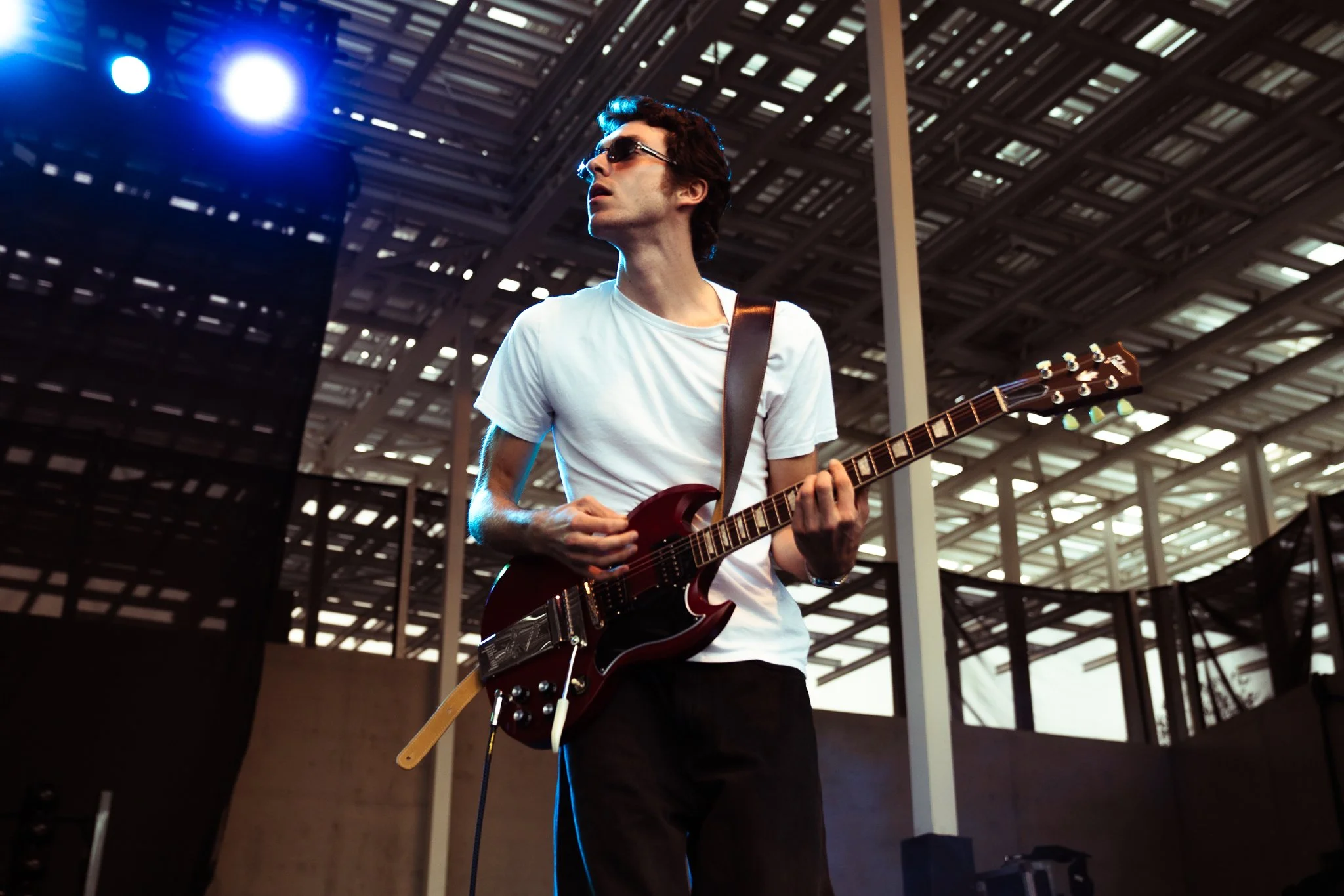  Los Angeles-based indie-rock band Common People open the show by performing songs “Thank You” and “Rain.” 