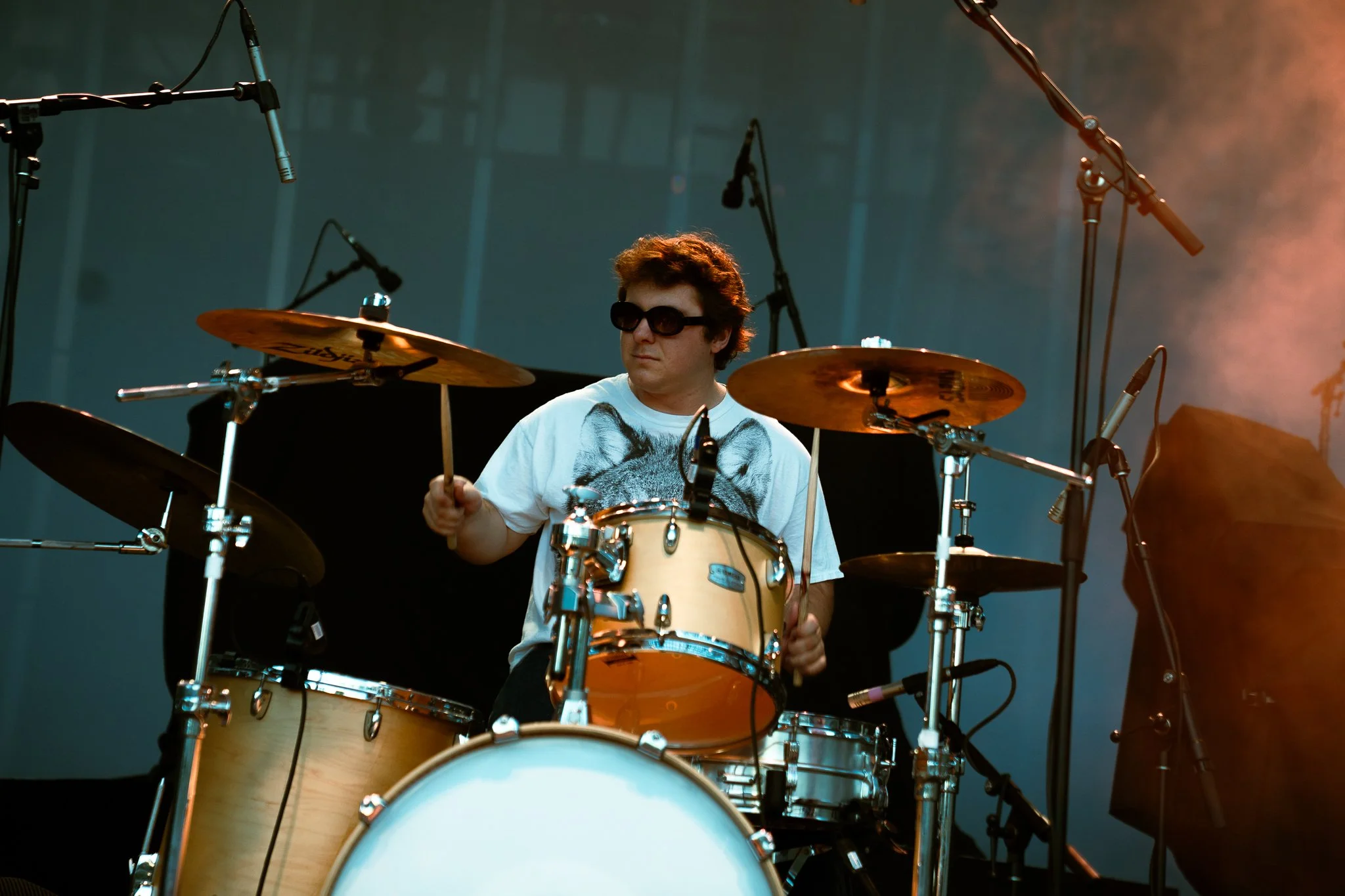  Los Angeles-based indie-rock band Common People open the show by performing songs “Thank You” and “Rain.” 