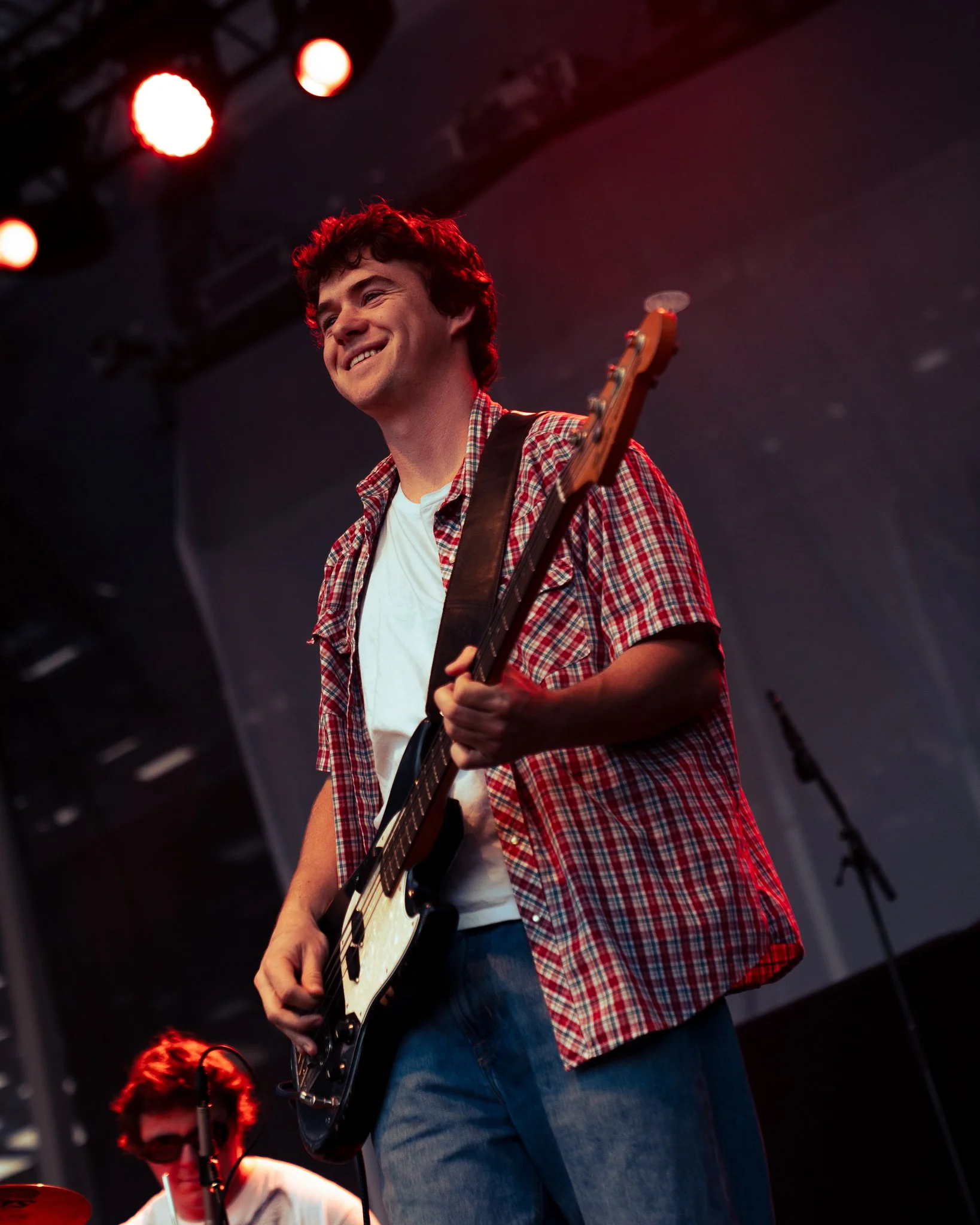  Los Angeles-based indie-rock band Common People open the show by performing songs “Thank You” and “Rain.” 