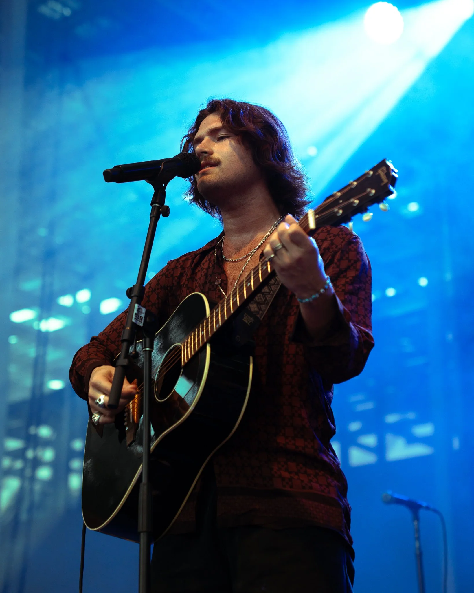  Los Angeles-based indie-rock band Common People open the show by performing songs “Thank You” and “Rain.” 