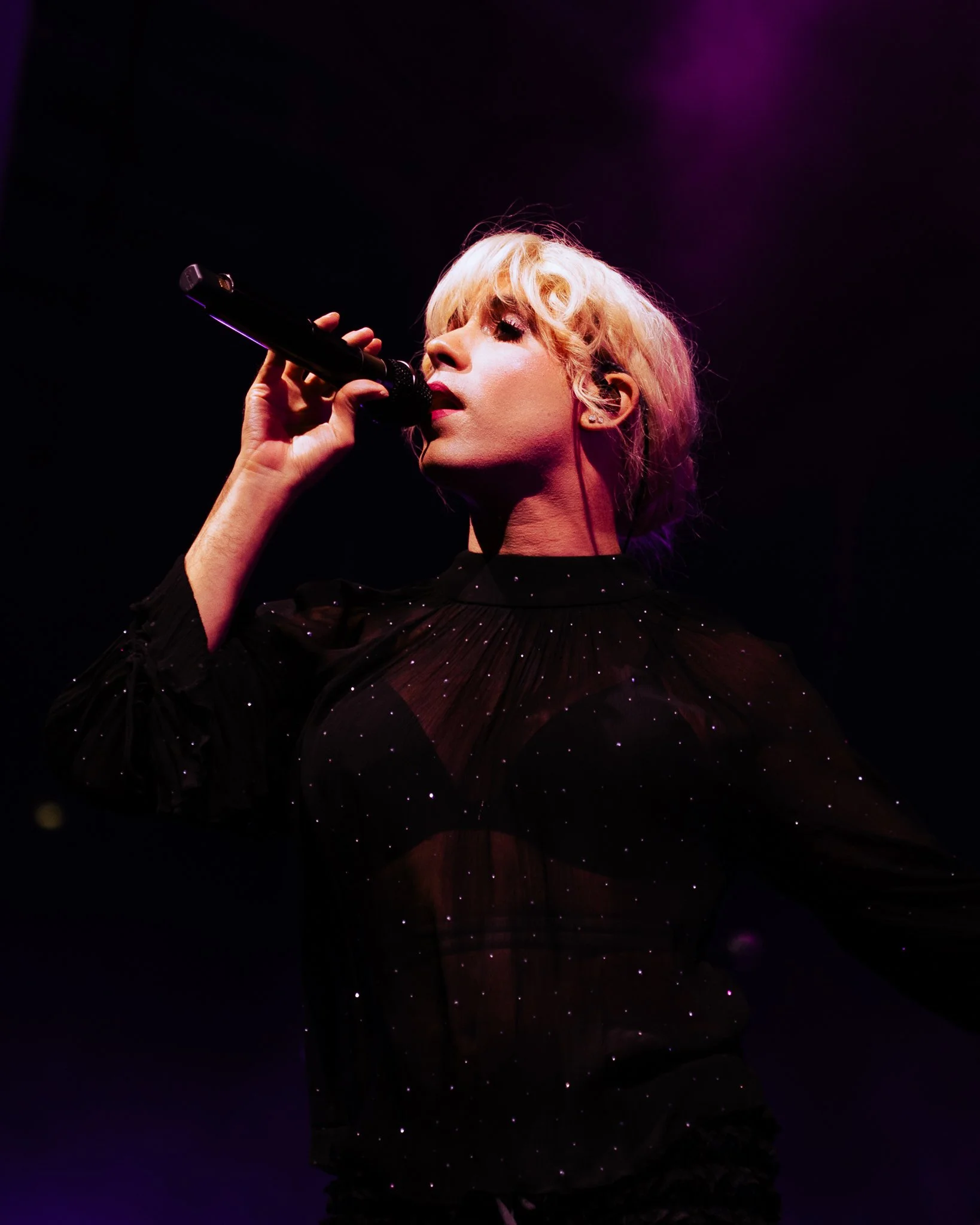  Rainbow Kitten Surprise’s welcoming presence radiate across the venue as it performs its groovy track “Hide.” 