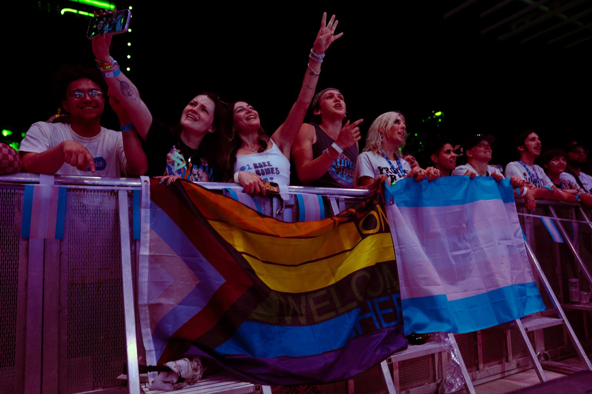  Fans grin as Rainbow Kitten Surprise performs “Dang.” 
