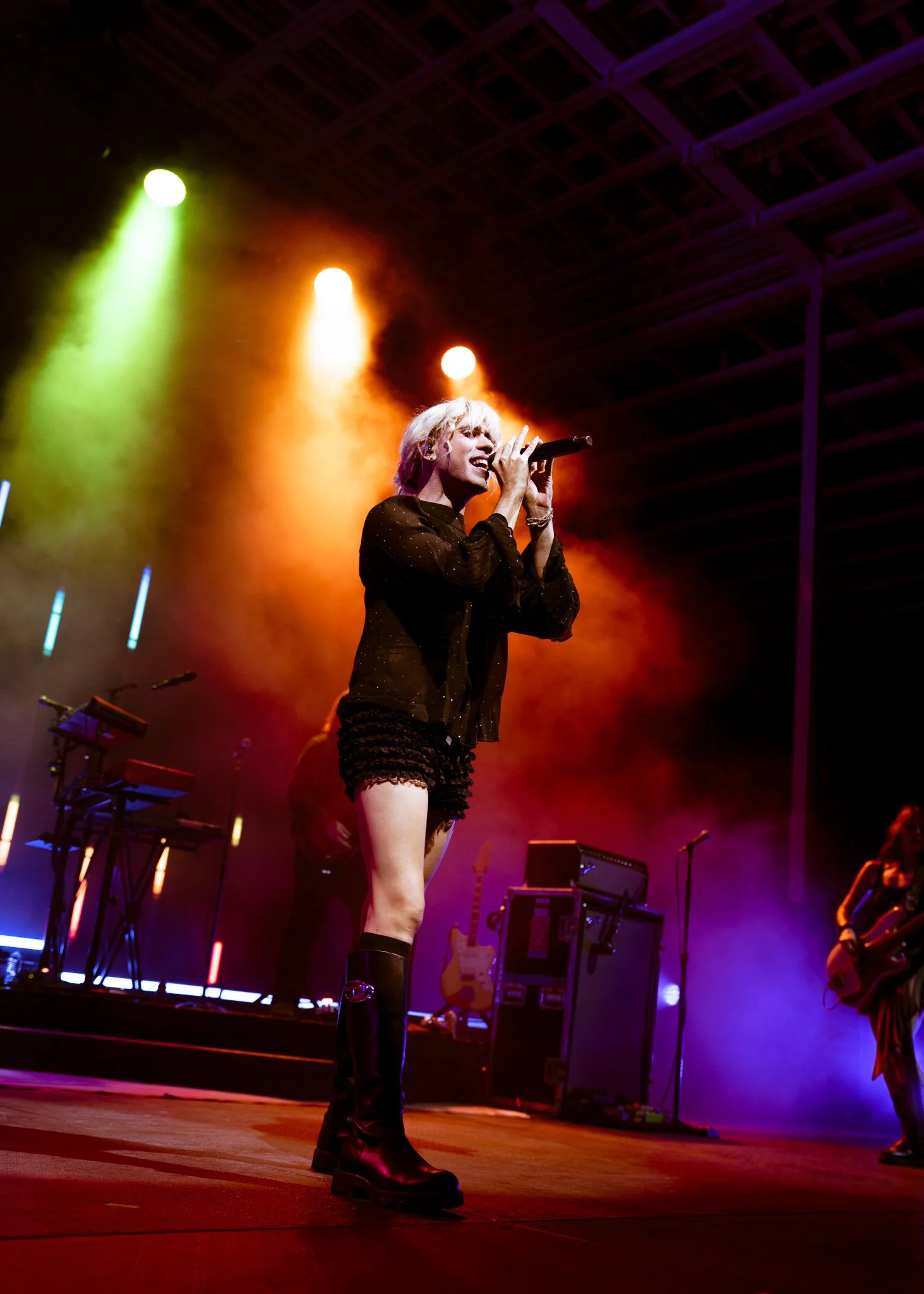  Melo’s energetic vocals melt into the lyrics of “Dang”: “I’ve been working on a project, it’s called you / And I do or die, and I’m bleeding love.” 