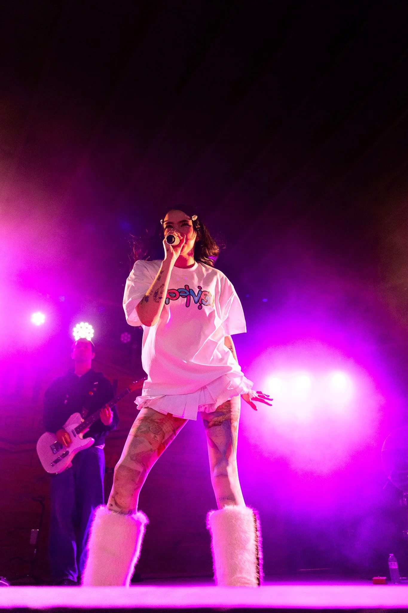  BENEE takes Austin for the last leg of her “Particles” tour. She begins her performance with the song “Sad Boiii” from her latest album,  Ur an Angel I’m Just Particles  