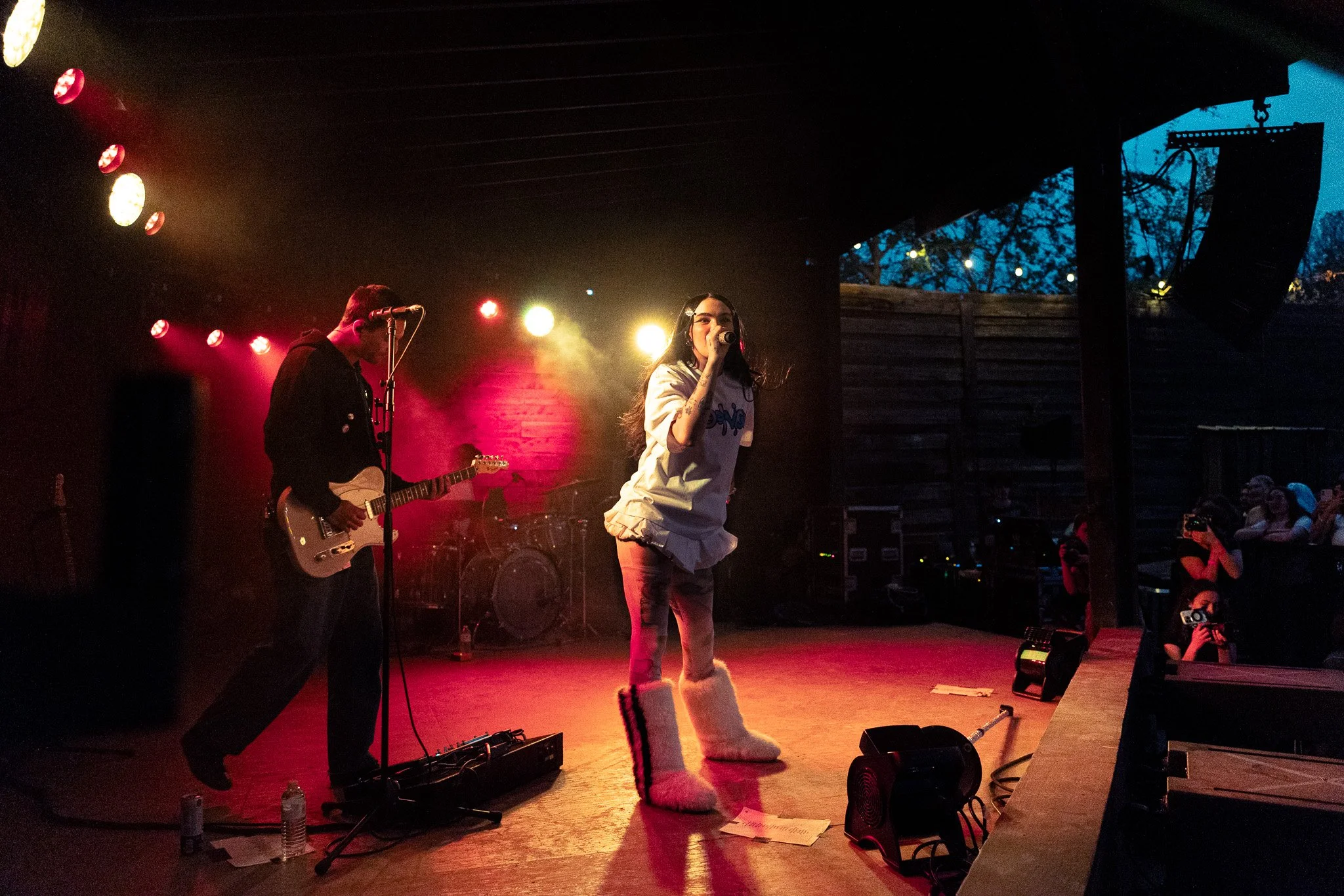  BENEE takes Austin for the last leg of her “Particles” tour. She begins her performance with the song “Sad Boiii” from her latest album,  Ur an Angel I’m Just Particles  