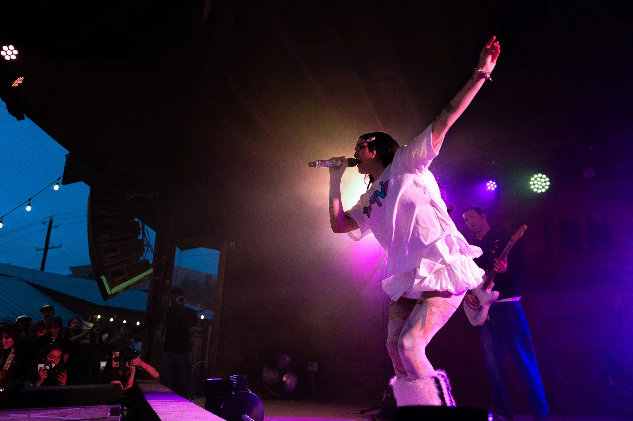  BENEE sings “Cinnamon” from her 2025 album,  Ur an Angel I’m Just Particles.  