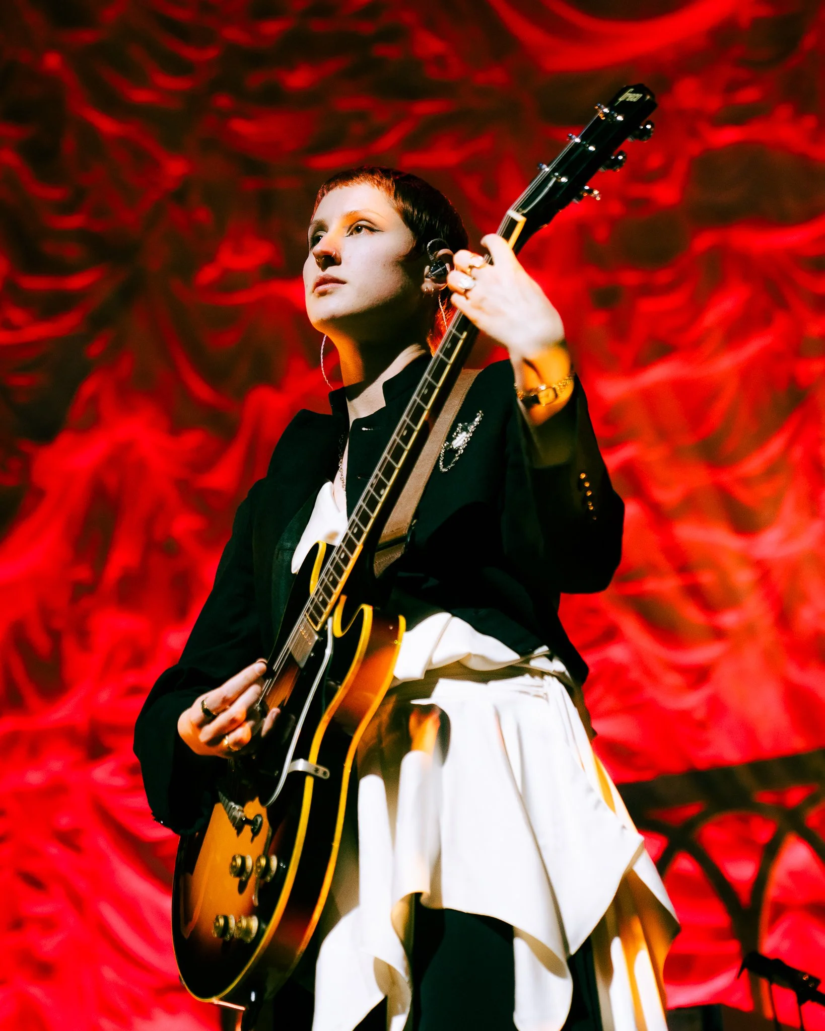  Baroque-pop band The Last Dinner Party theatrically performs the cathartic track “Angus Dei.” 