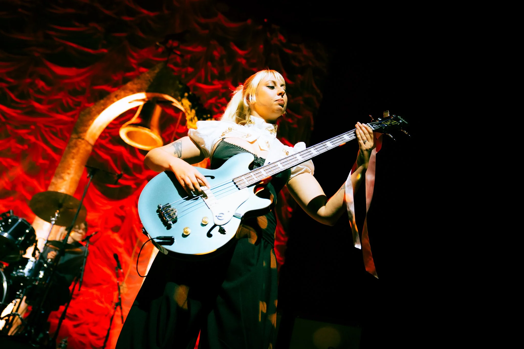  Baroque-pop band The Last Dinner Party theatrically performs the cathartic track “Angus Dei.” 