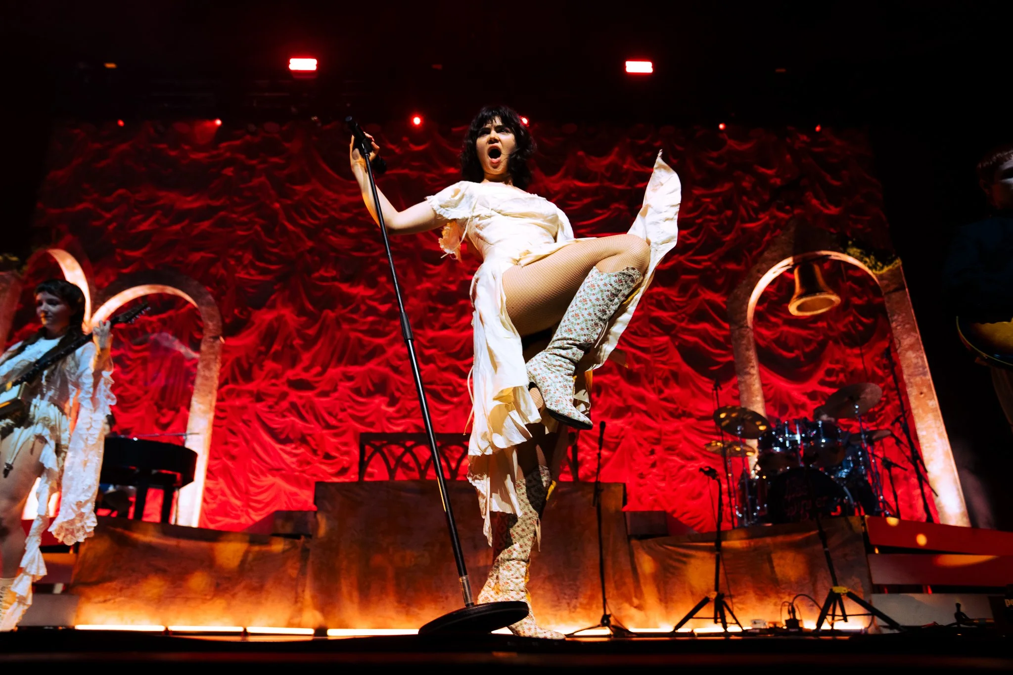  Baroque-pop band The Last Dinner Party theatrically performs the cathartic track “Angus Dei.” 