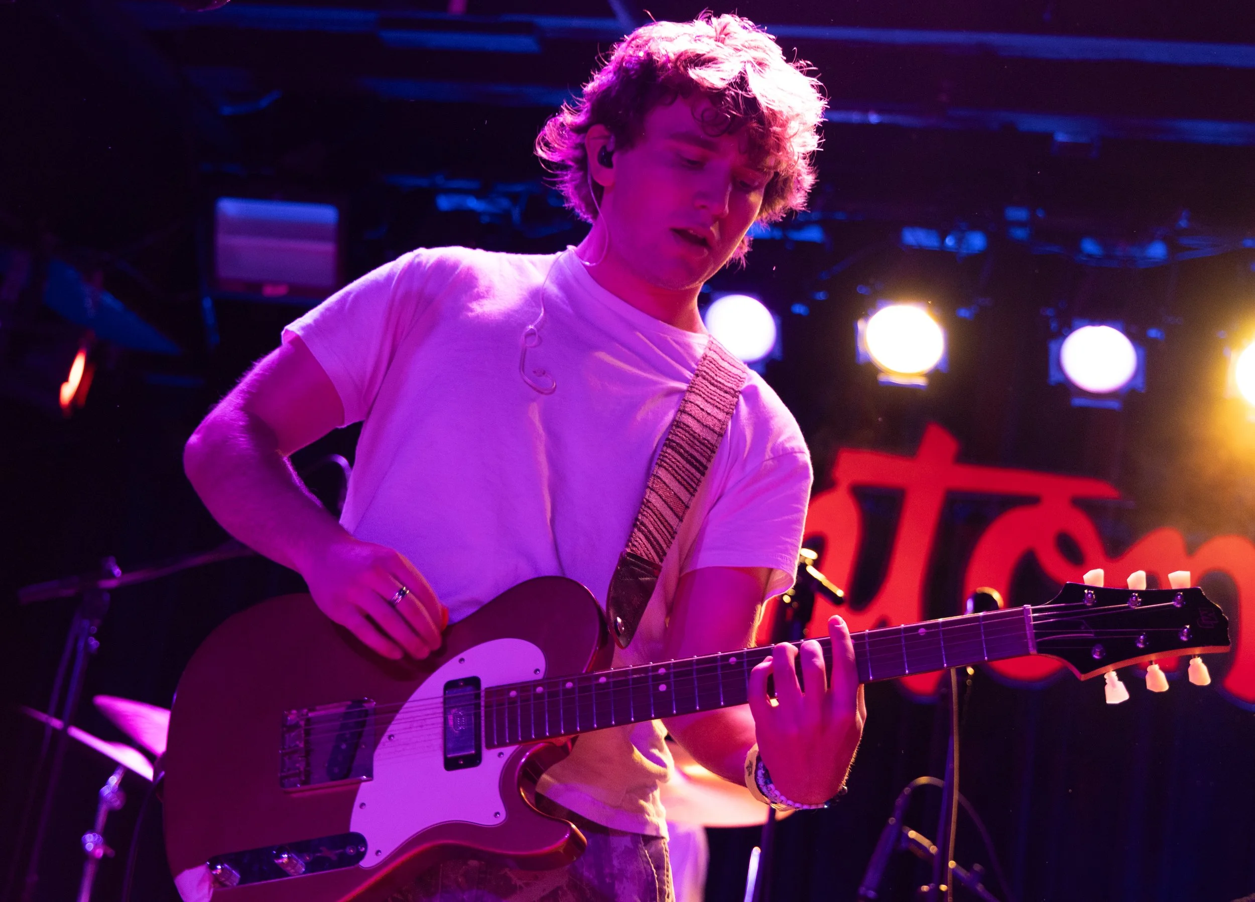  Indie-rock ensemble Edgehill opens the night with their single "Towel" to hype up the crowd. 