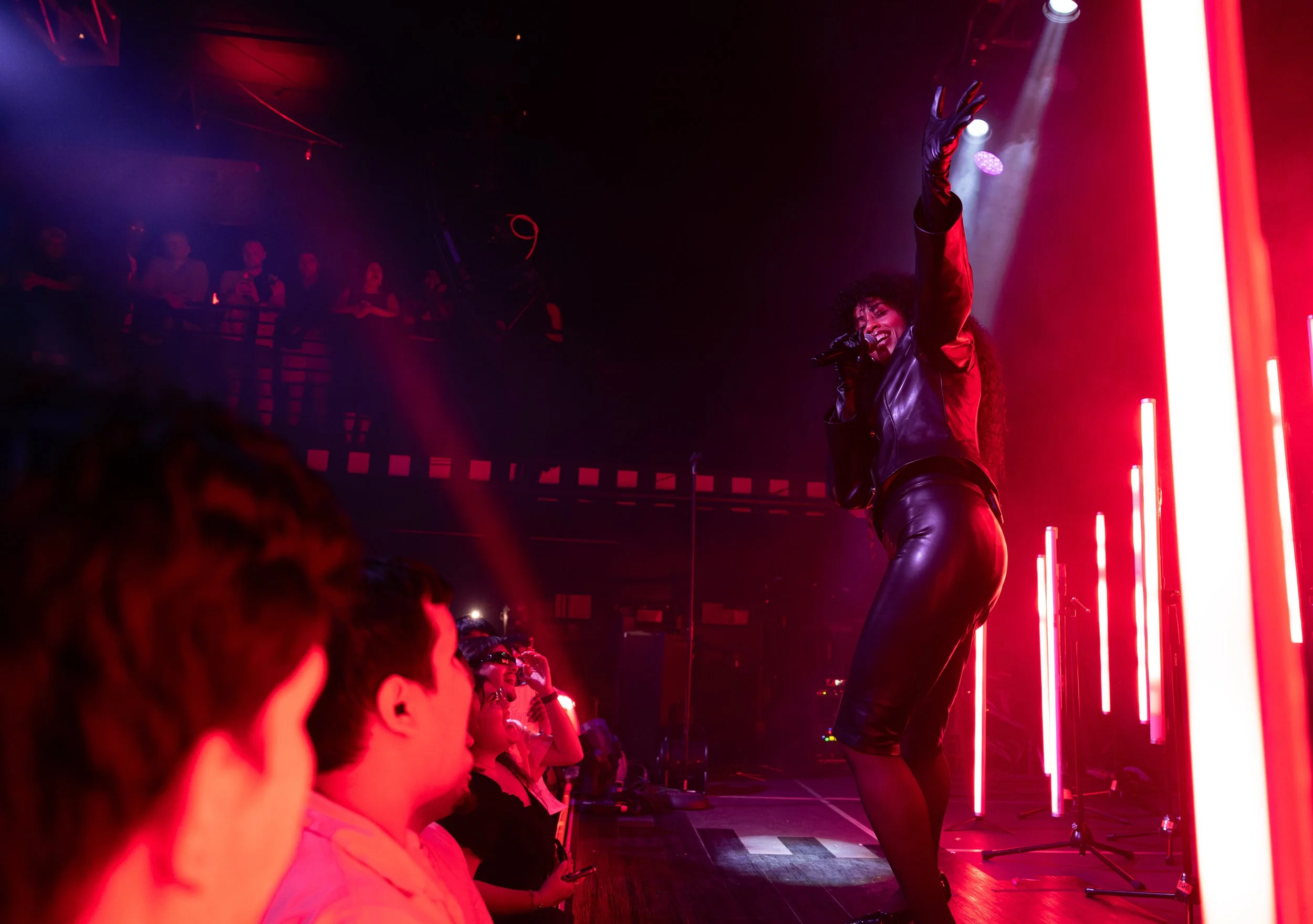  Jordan dances around on stage as adoring fans sing along to the lyrics of “TTW”: “Something special in the air / I can feel it everywhere / On my hips and in my hair / Please don’t turn me up.” 