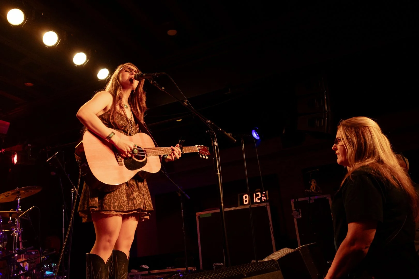  Ramsdell performs the unreleased emotional song “Western Painting” to the audience. 