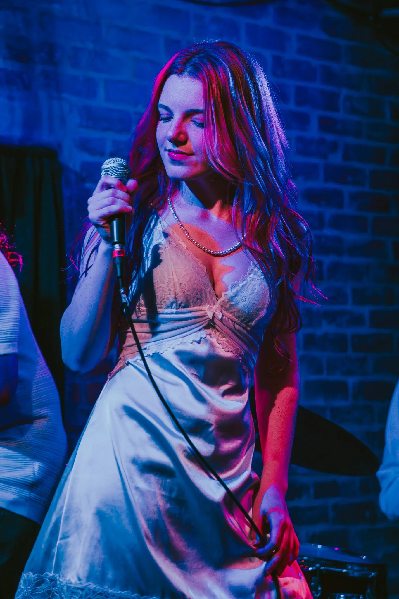  Lynndigo sings a new song, “darling,” while dancing around on stage. 