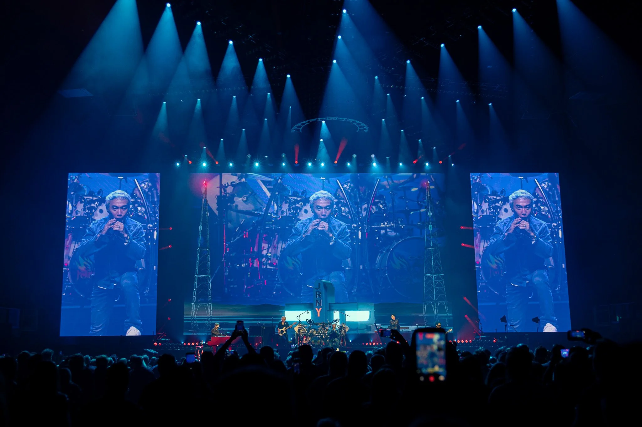  Journey kicked off its set with its song “Be Good To Yourself” for its final tour. 