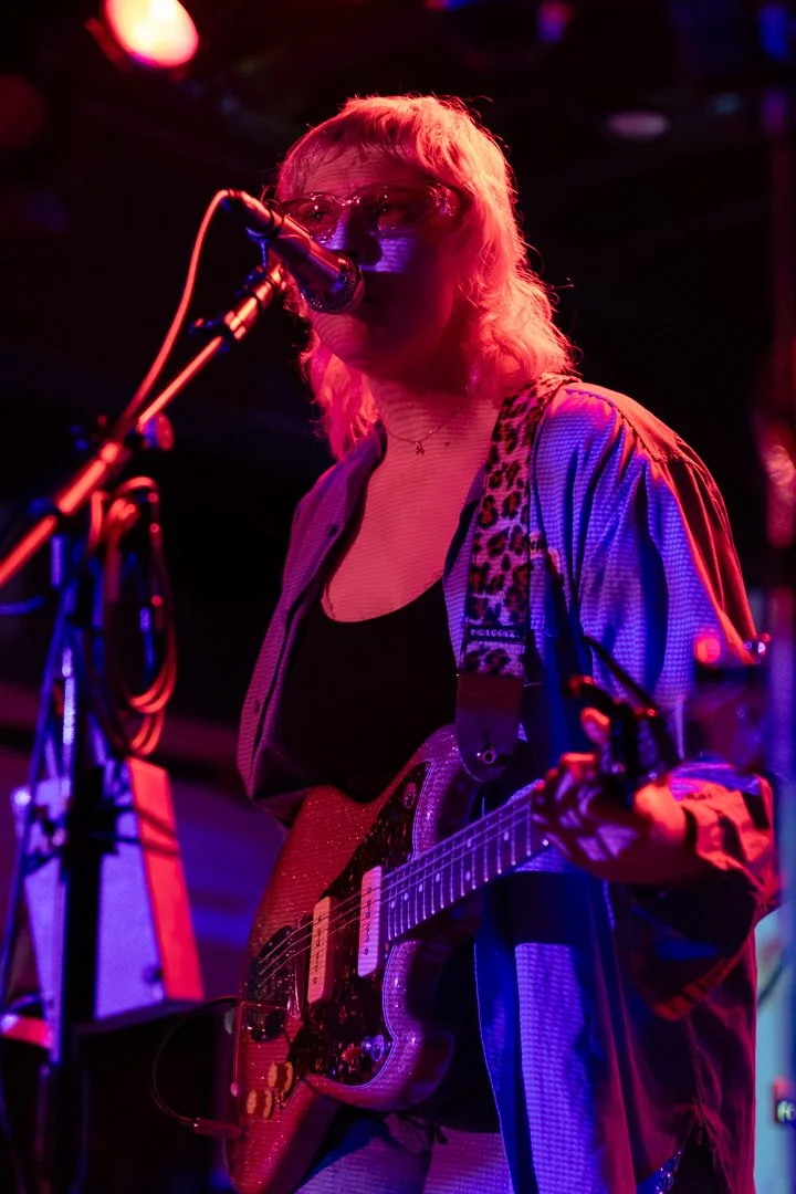  Liz Cooper sings the opening chords to “Je T’aime.” 