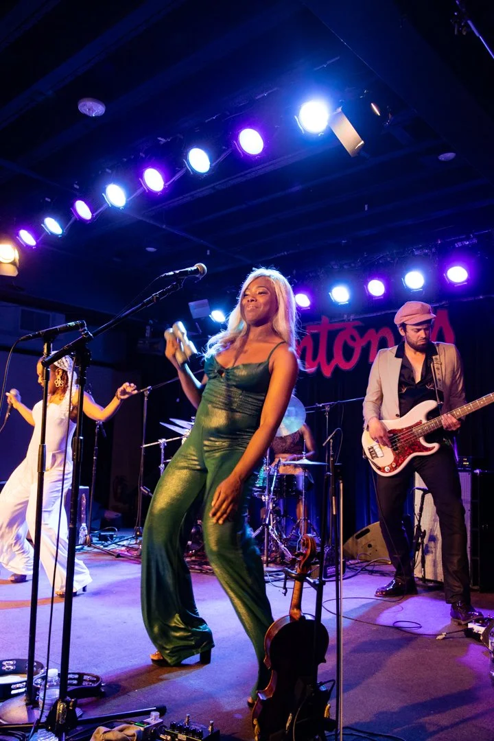  Backup singer Ava Jackson moves the shakers in beat to “Back To What Feels Right.” 