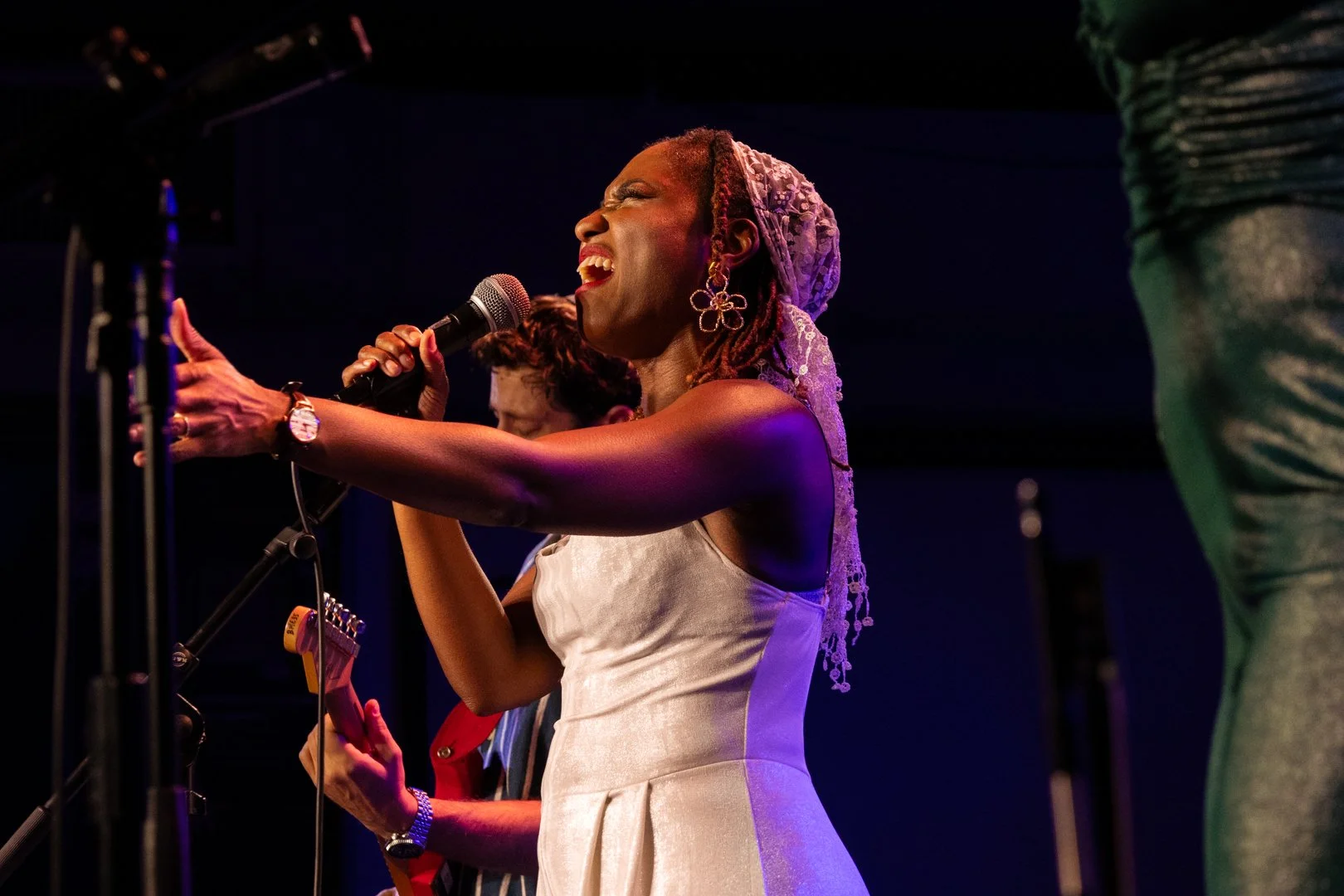  Tierinii Jackson sings slower R&amp;B style “We’re Gonna Make It.” 