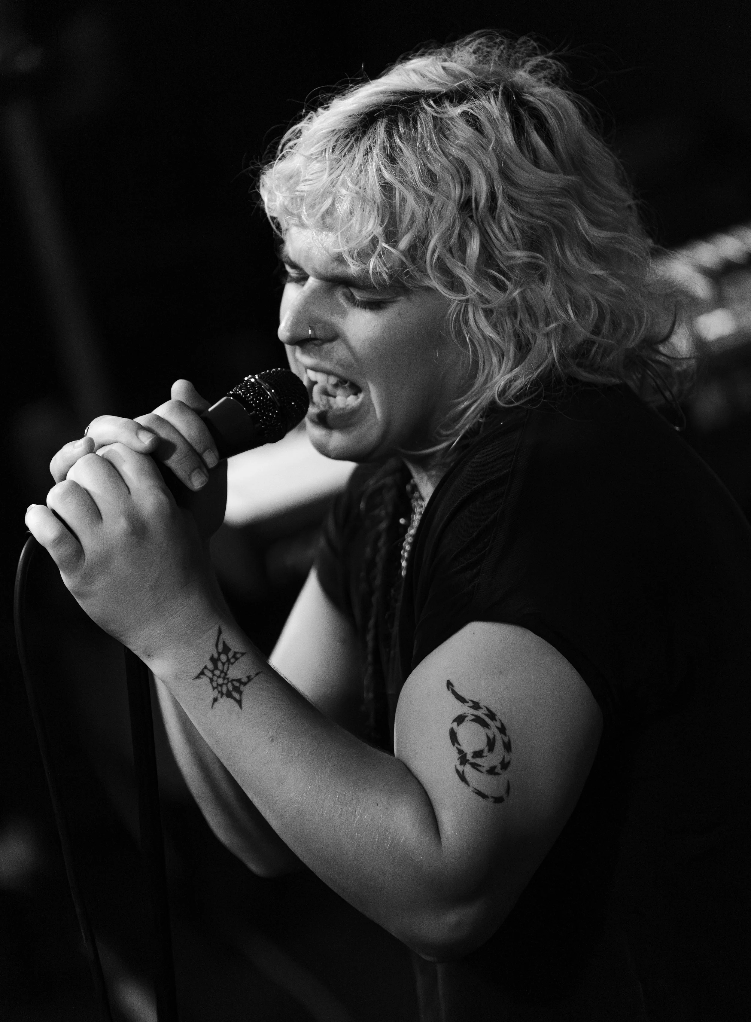 Mothé sings the sensual lyrics of “Claw”: “‘Cause I wanna feel your love, yeah I wanna feel your love / Claw my arms, kiss me in the dark.” 