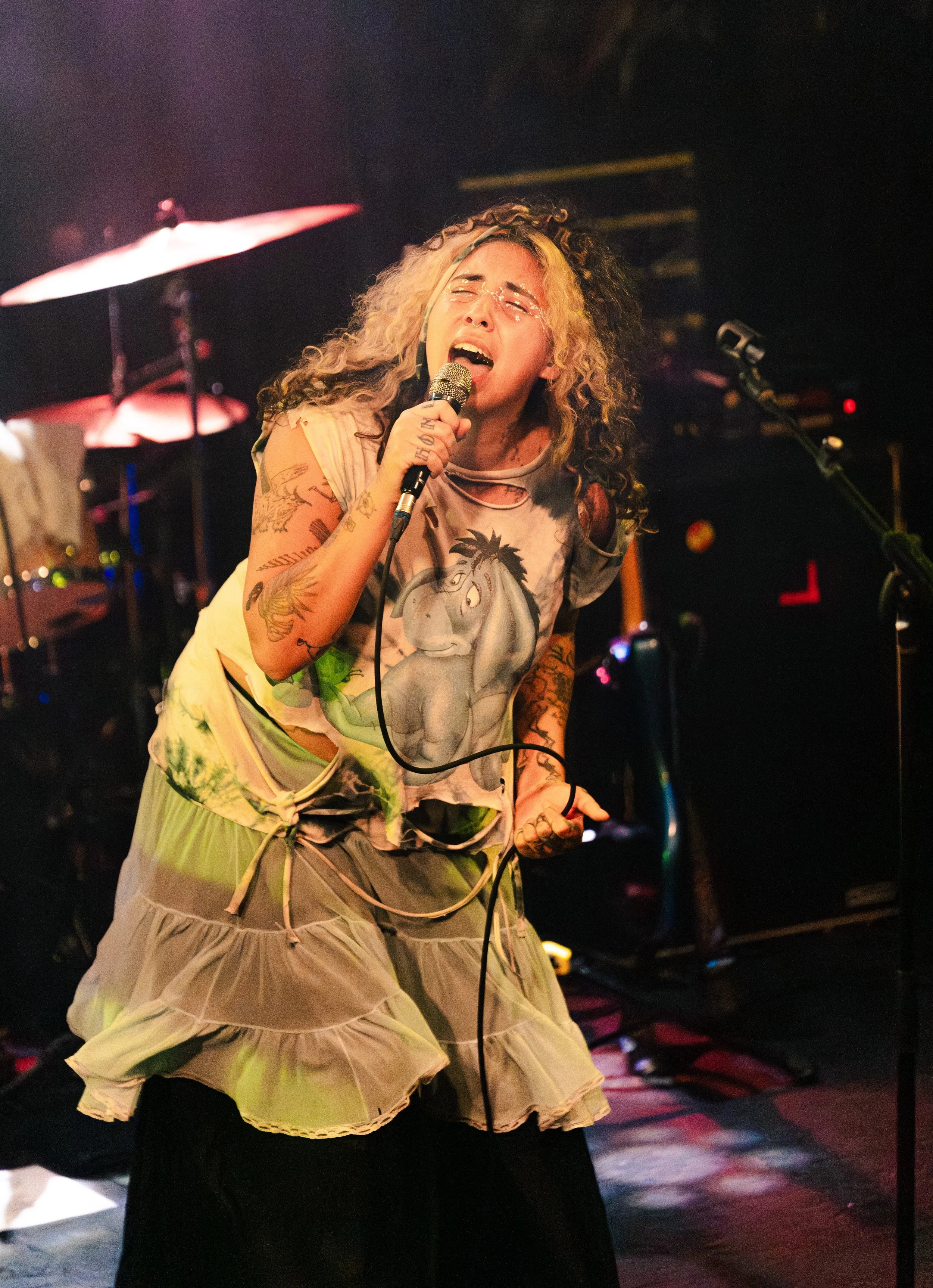  Souza keeps the energy high while singing the impassioned lyrics of “Crying Over Nothing”: “Took a whole day to respond / And it kills me to move on / But I’m feeling you pull away / I’m feeling you pull away.” 