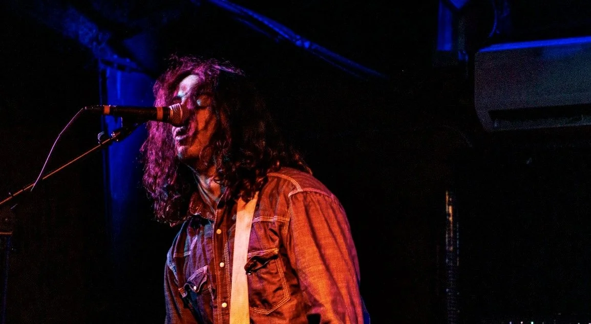  Dankeshön, a Nirvana cover band, delivers a nostalgic tribute set dedicated to classic hits from Nirvana, including “Drain You” and “Come As You Are.” The band brings the iconic sound of this era back to life, filling the room with energy and teen s