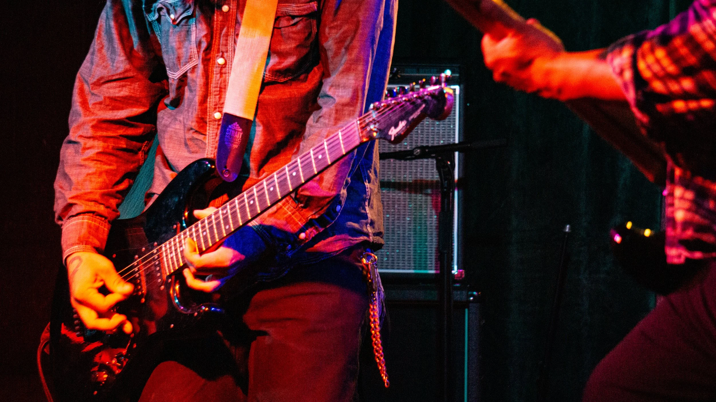  Dankeshön, a Nirvana cover band, delivers a nostalgic tribute set dedicated to classic hits from Nirvana, including “Drain You” and “Come As You Are.” The band brings the iconic sound of this era back to life, filling the room with energy and teen s