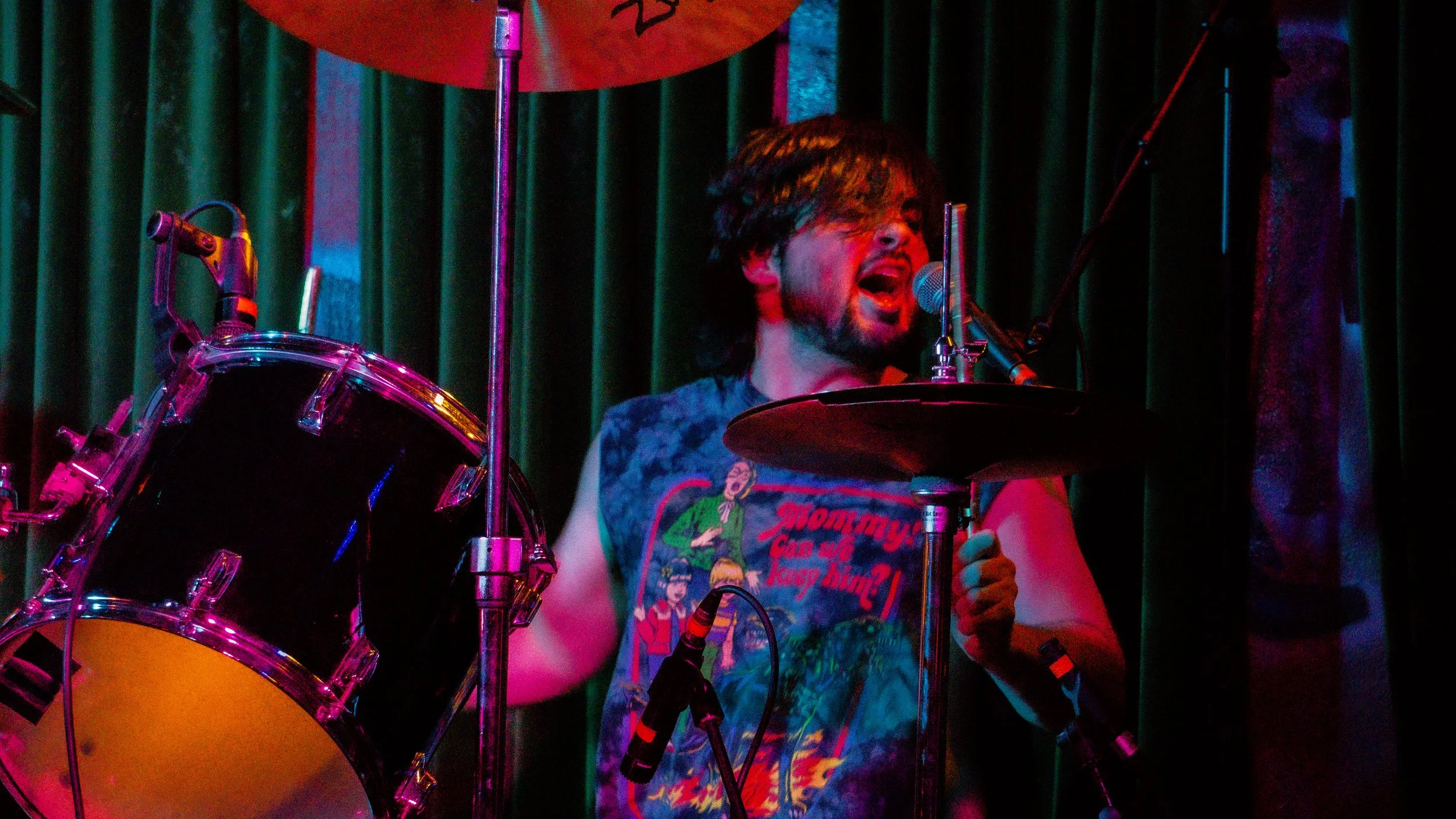  Dankeshön, a Nirvana cover band, delivers a nostalgic tribute set dedicated to classic hits from Nirvana, including “Drain You” and “Come As You Are.” The band brings the iconic sound of this era back to life, filling the room with energy and teen s