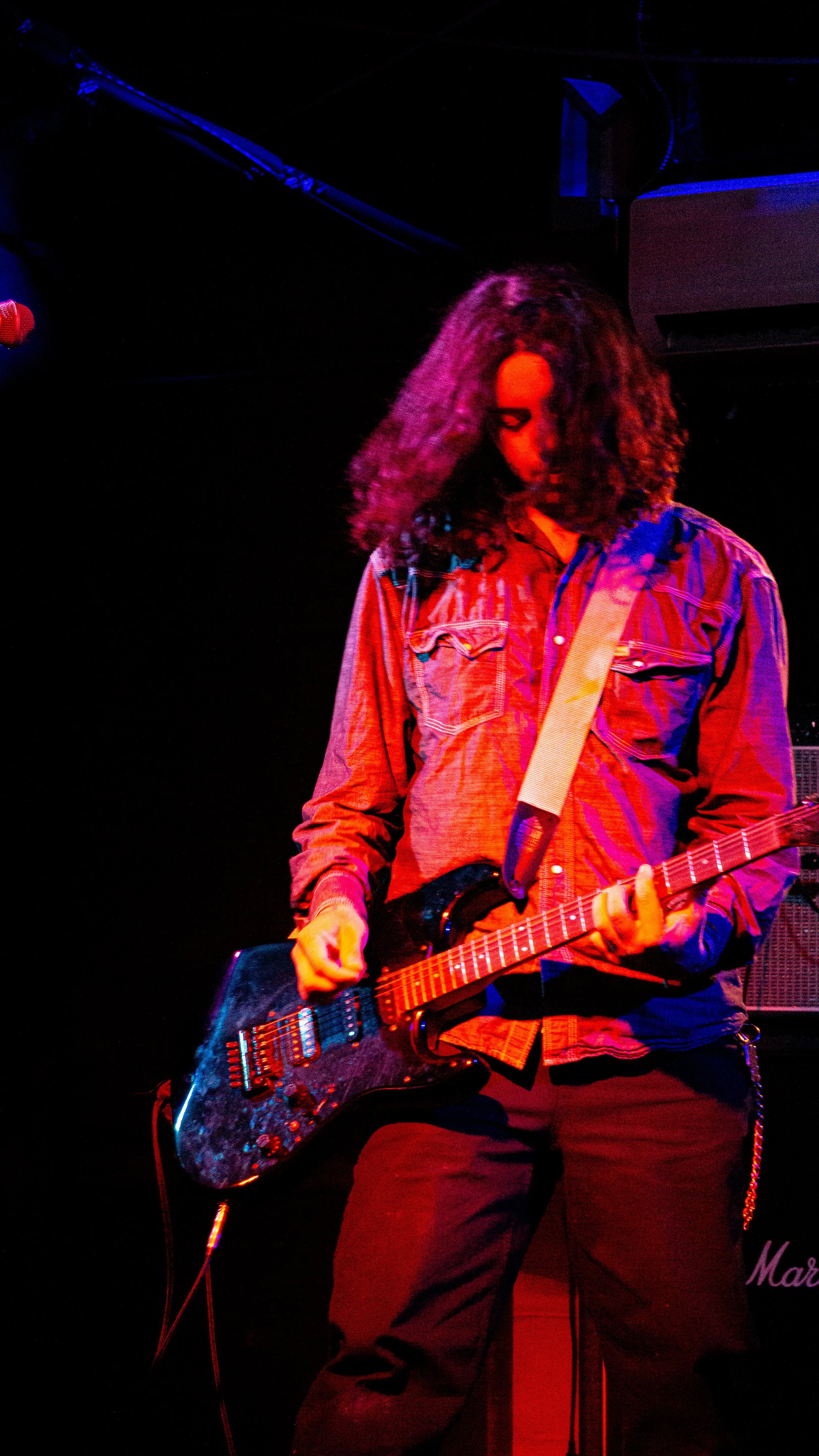  Dankeshön, a Nirvana cover band, delivers a nostalgic tribute set dedicated to classic hits from Nirvana, including “Drain You” and “Come As You Are.” The band brings the iconic sound of this era back to life, filling the room with energy and teen s