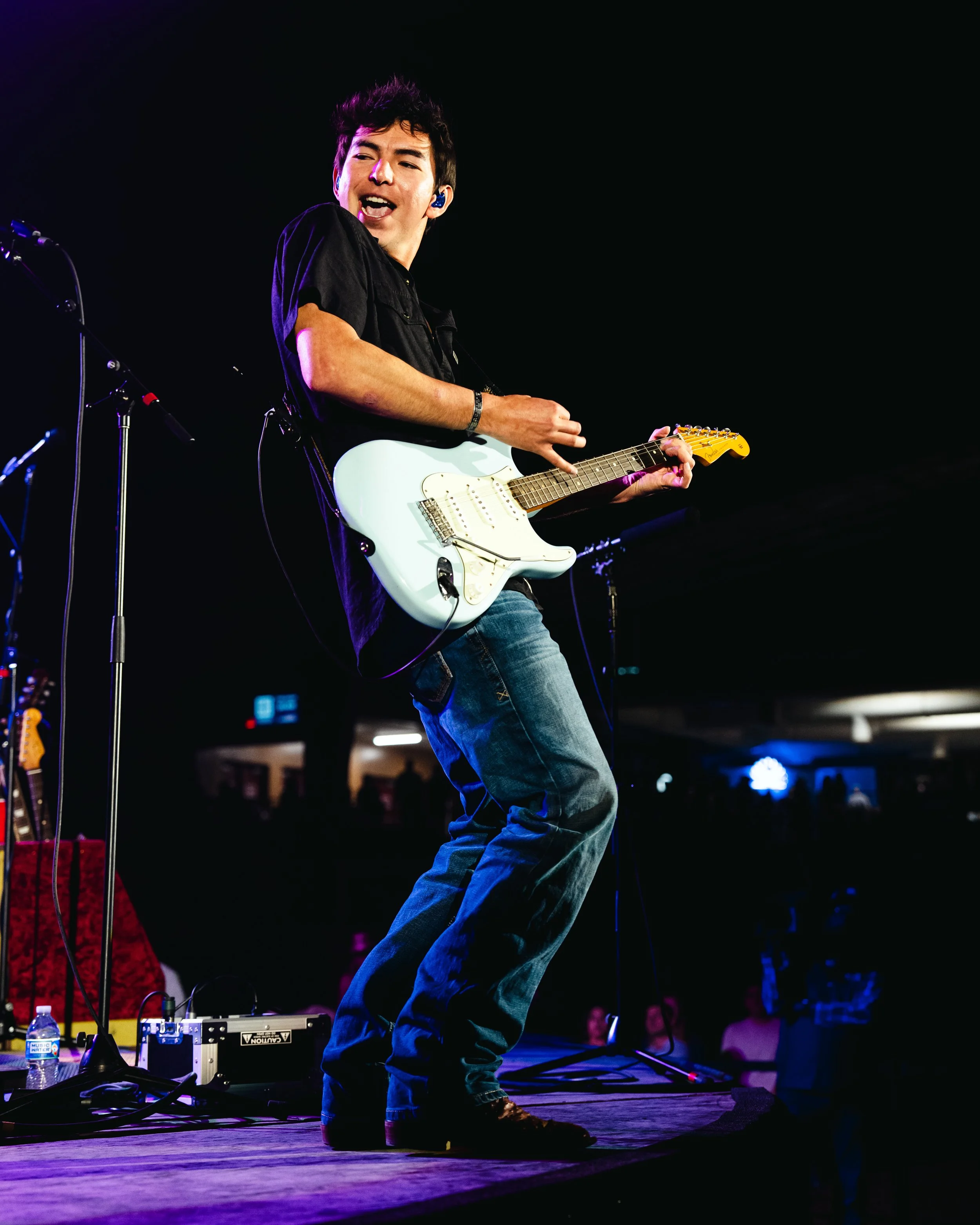  Wyatt Flores takes the stage and opens with “Don’t Wanna Say Goodnight.” 