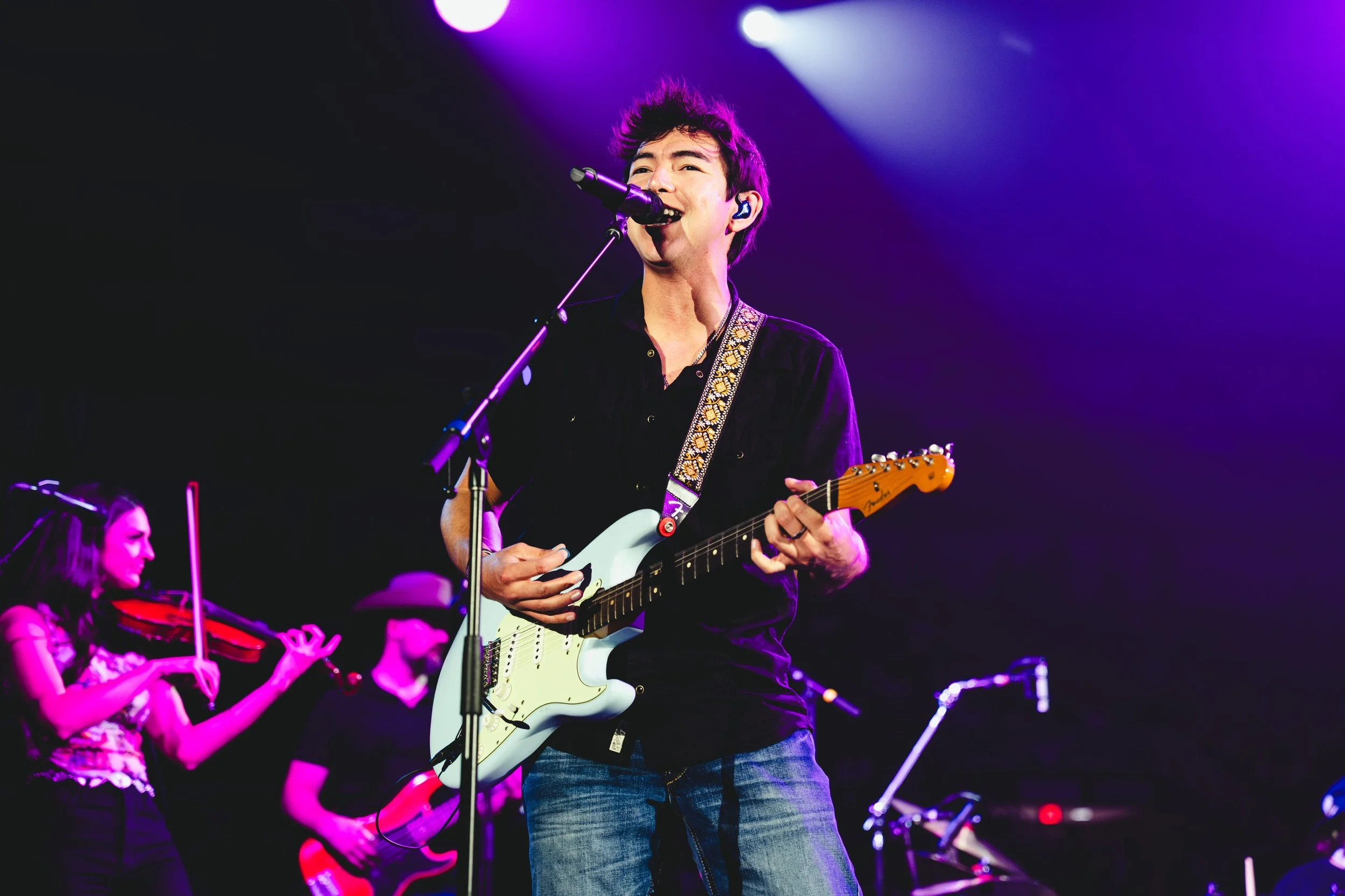  Wyatt Flores performs “Runnin’ On E” early in the set. 