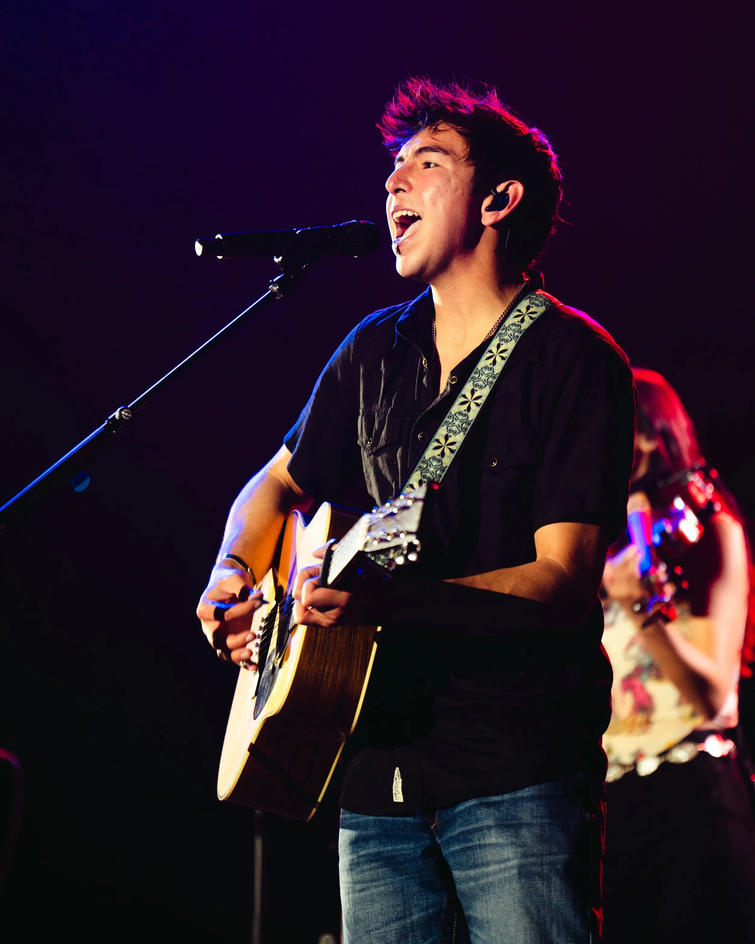  Wyatt Flores sings “Welcome To The Plains” as the crowd settles in. 