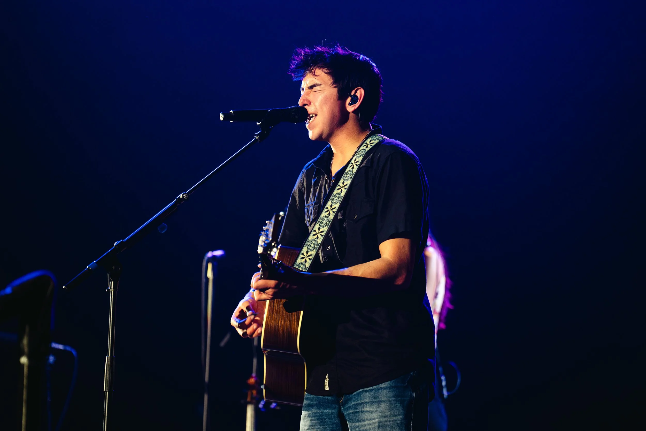  Wyatt Flores jams on stage during his Rodeo Austin performance. 