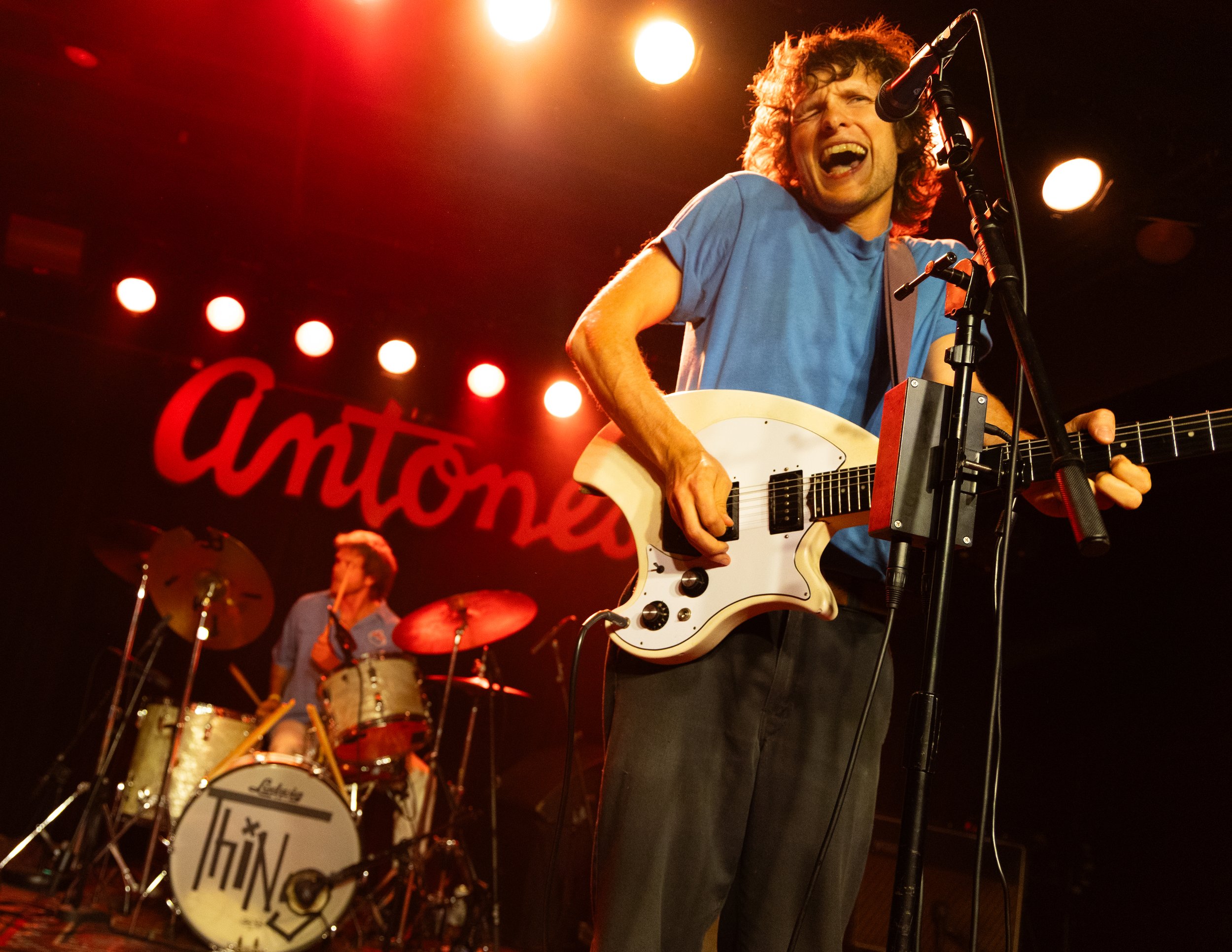  Carter performs the outro to the rhythmic indie-rock song “Do The Right Thing.” 