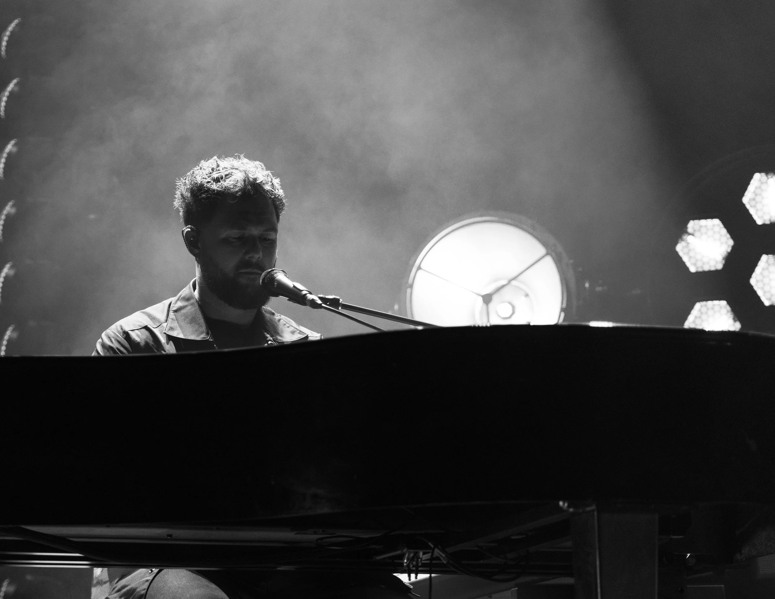  &nbsp;Andrew Yeates performs the dreamy instrumental title track “Avenoir” from Calum Scott’s latest album to open up his performance. 