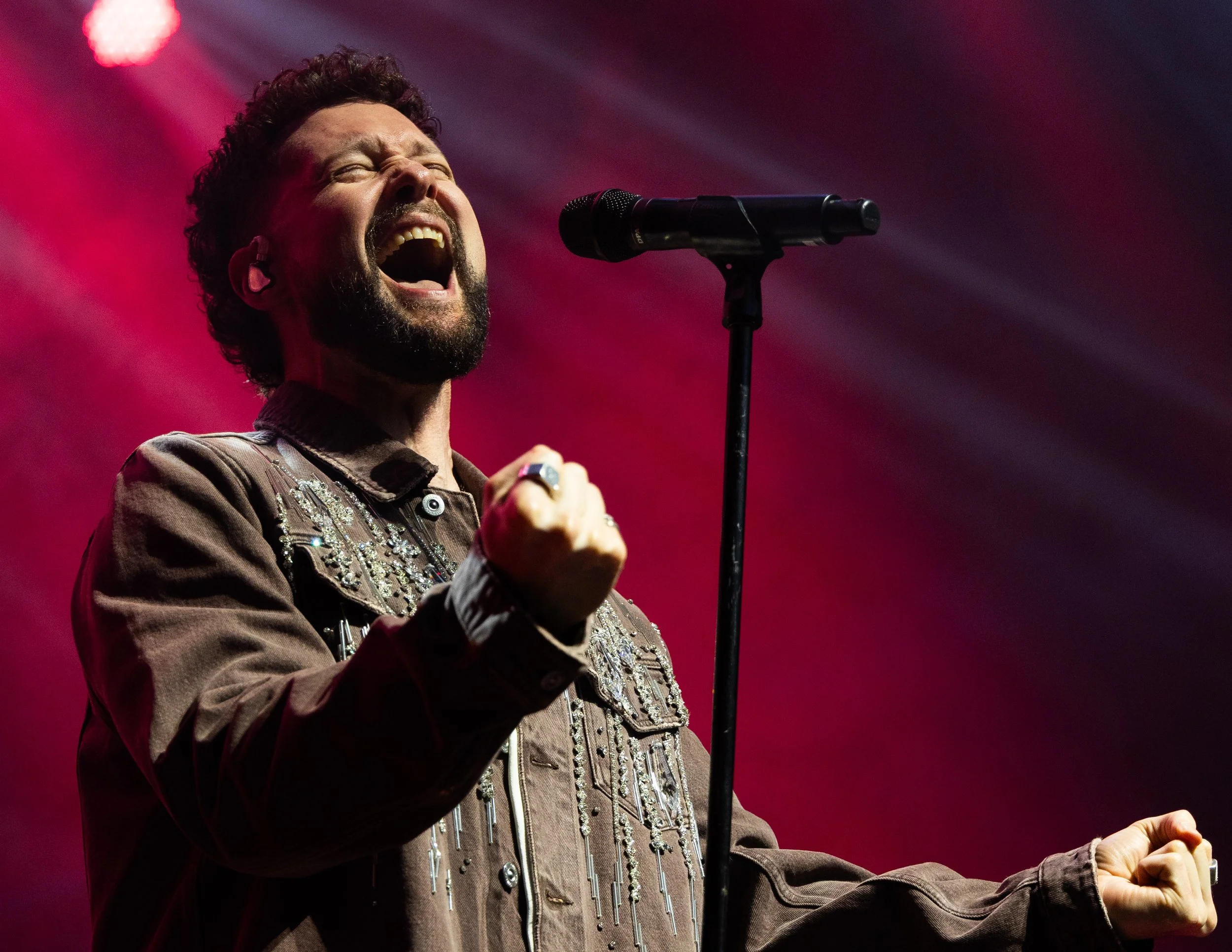  Calum Scott passionately sings the chorus to “God Knows” from his album “Avenoir”: “And it’s so stereotypical / Praying for a miracle / When there’s no way out / But God knows I need you now.” 