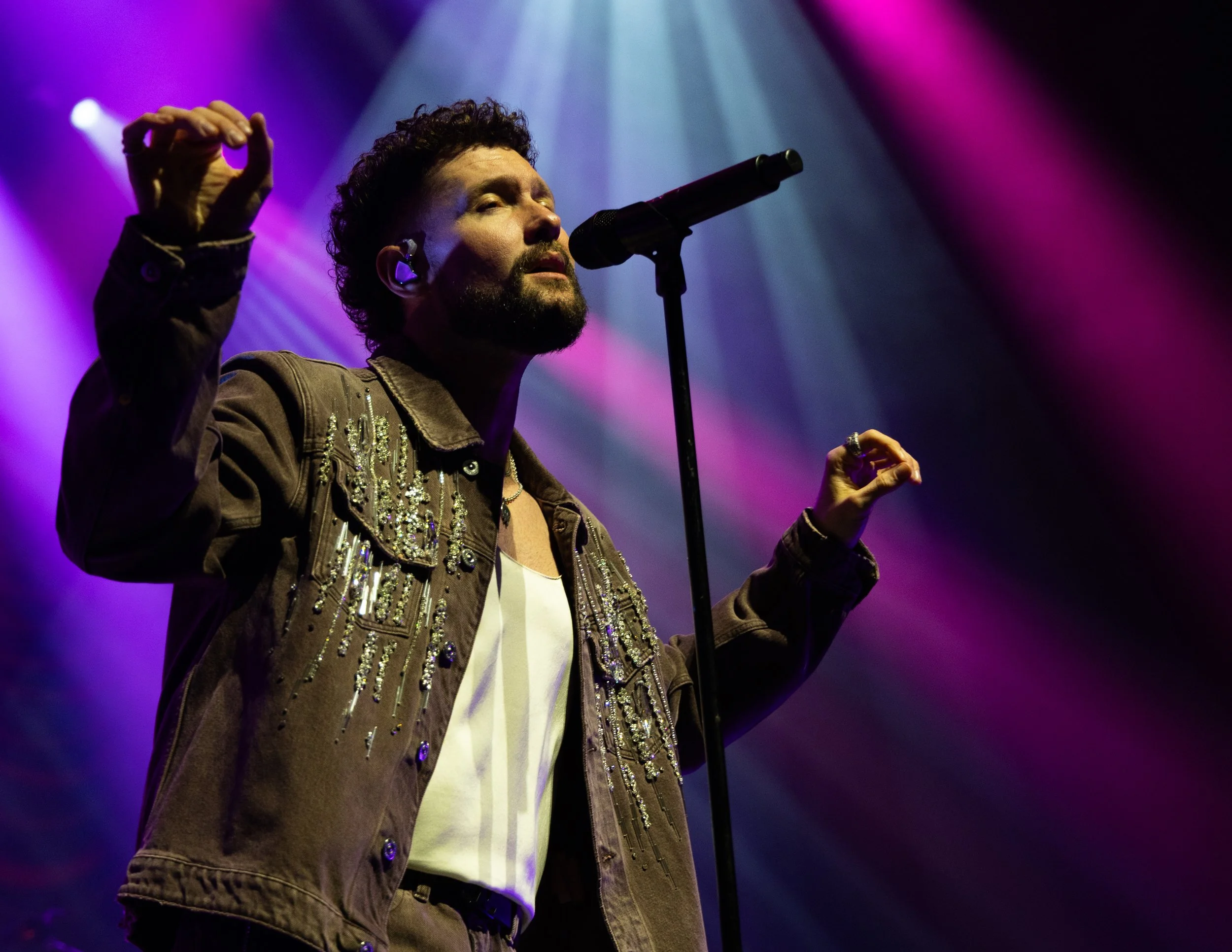  Scott sings the lyrics to his unconditional love song “At Your Worst”:&nbsp; “You know I’ll love you at your worst / Be right beside you when it hurts.” 