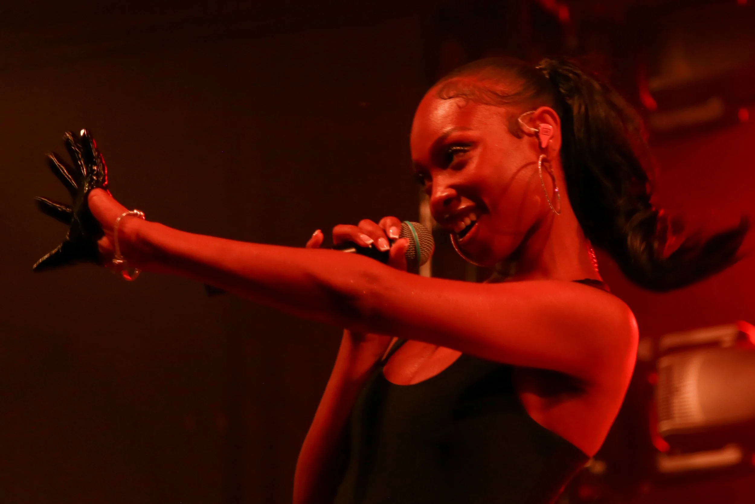  Rising R&amp;B singer Akia opens up the night with a lively performance of “My Girl Gina.” 