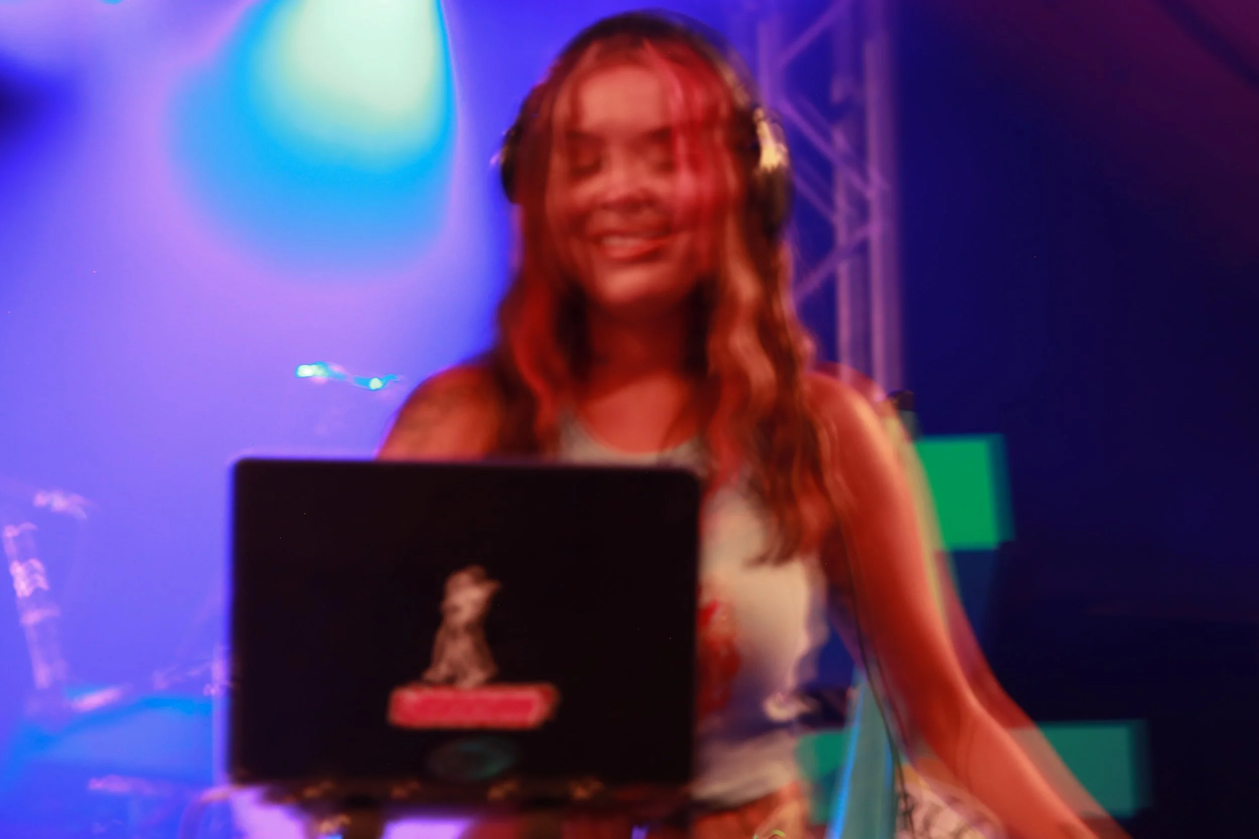  The second opener, Austin based DJ Hexxxgf, plays a remix of “Yeah Glo!” with the beat of Fetty Wap’s “Trap Queen” while enthusiastic fans scream the lyrics. 