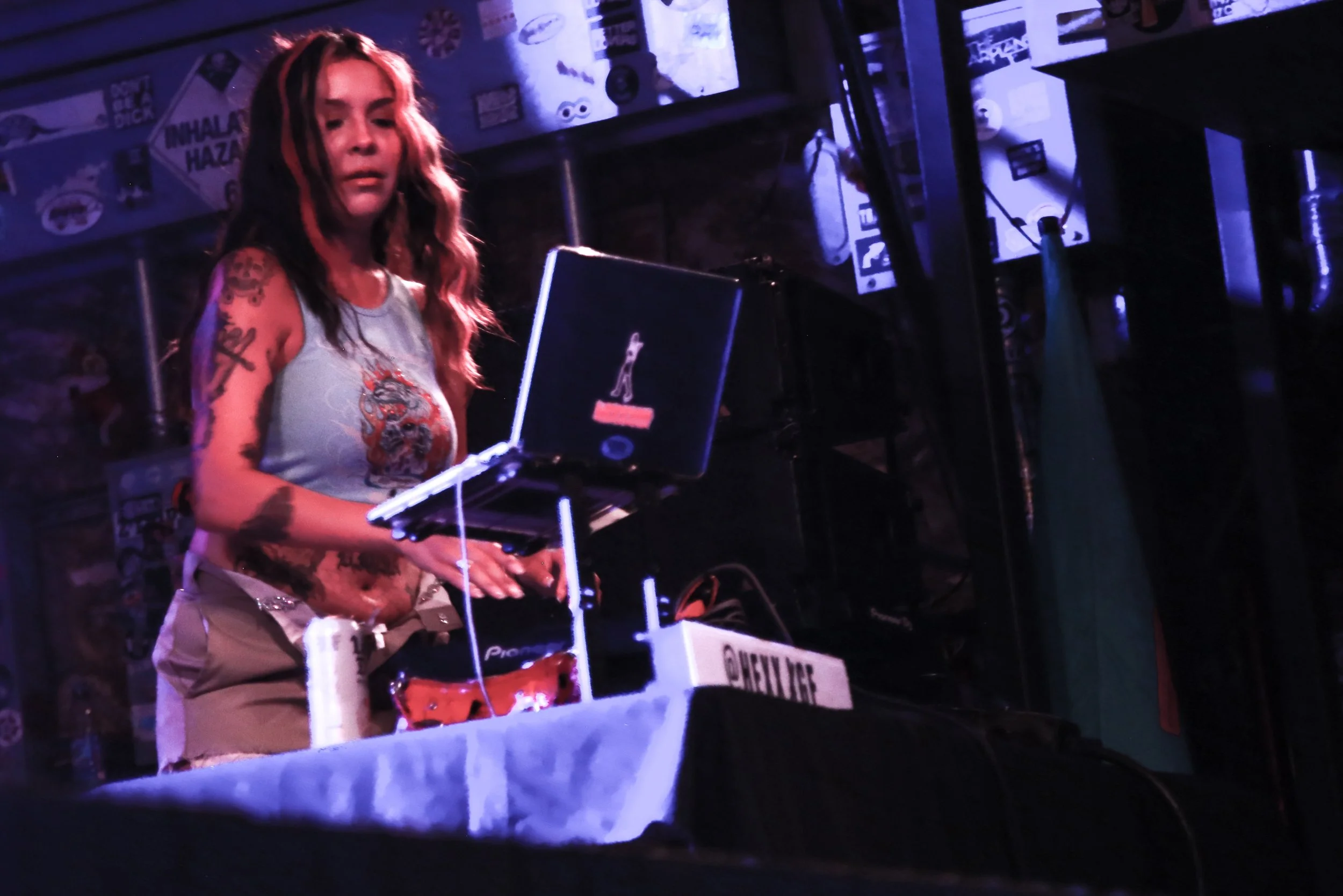  The second opener, Austin based DJ Hexxxgf, plays a remix of “Yeah Glo!” with the beat of Fetty Wap’s “Trap Queen” while enthusiastic fans scream the lyrics. 