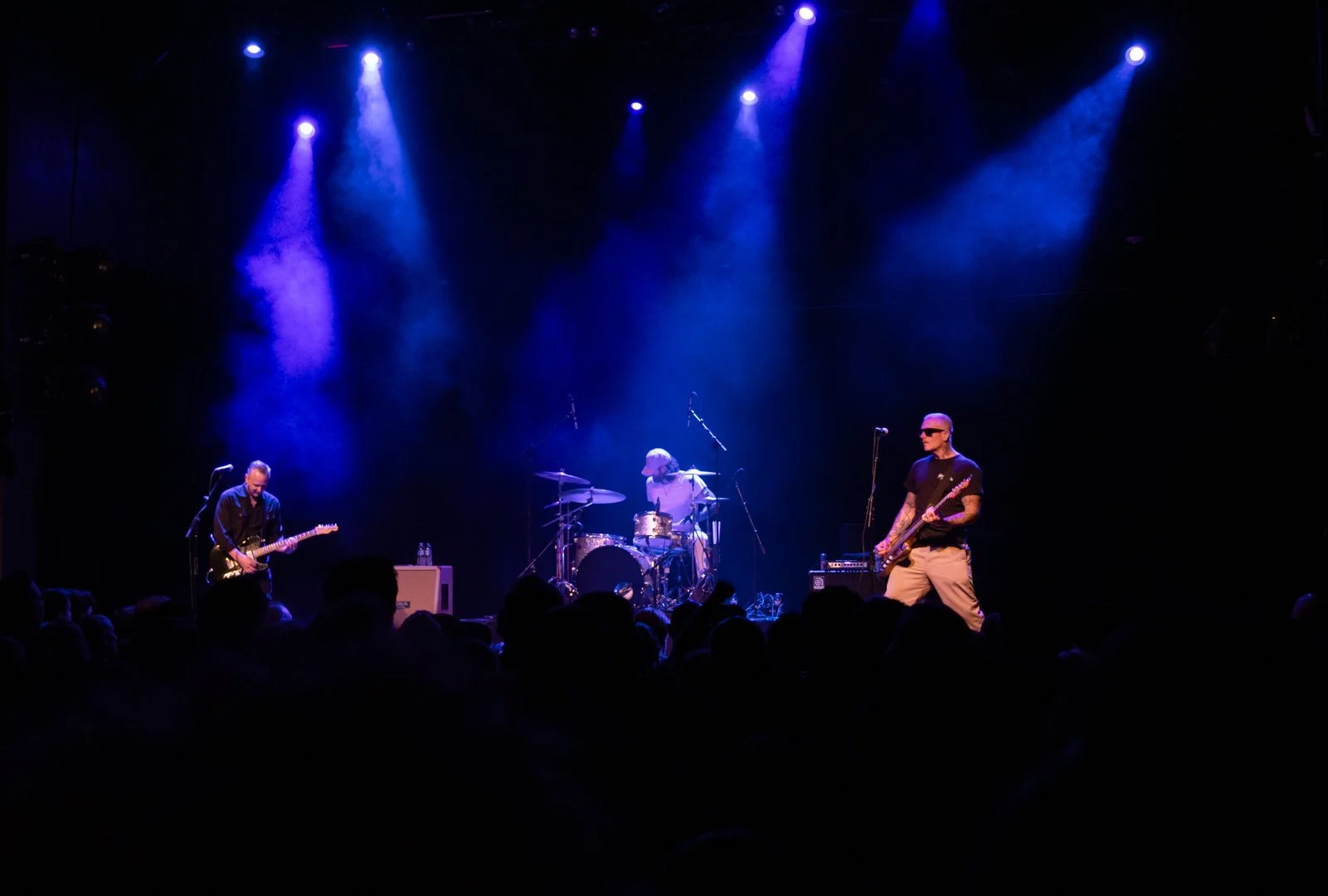  Eve 6 perform the melodic grunge song “Leech.” 