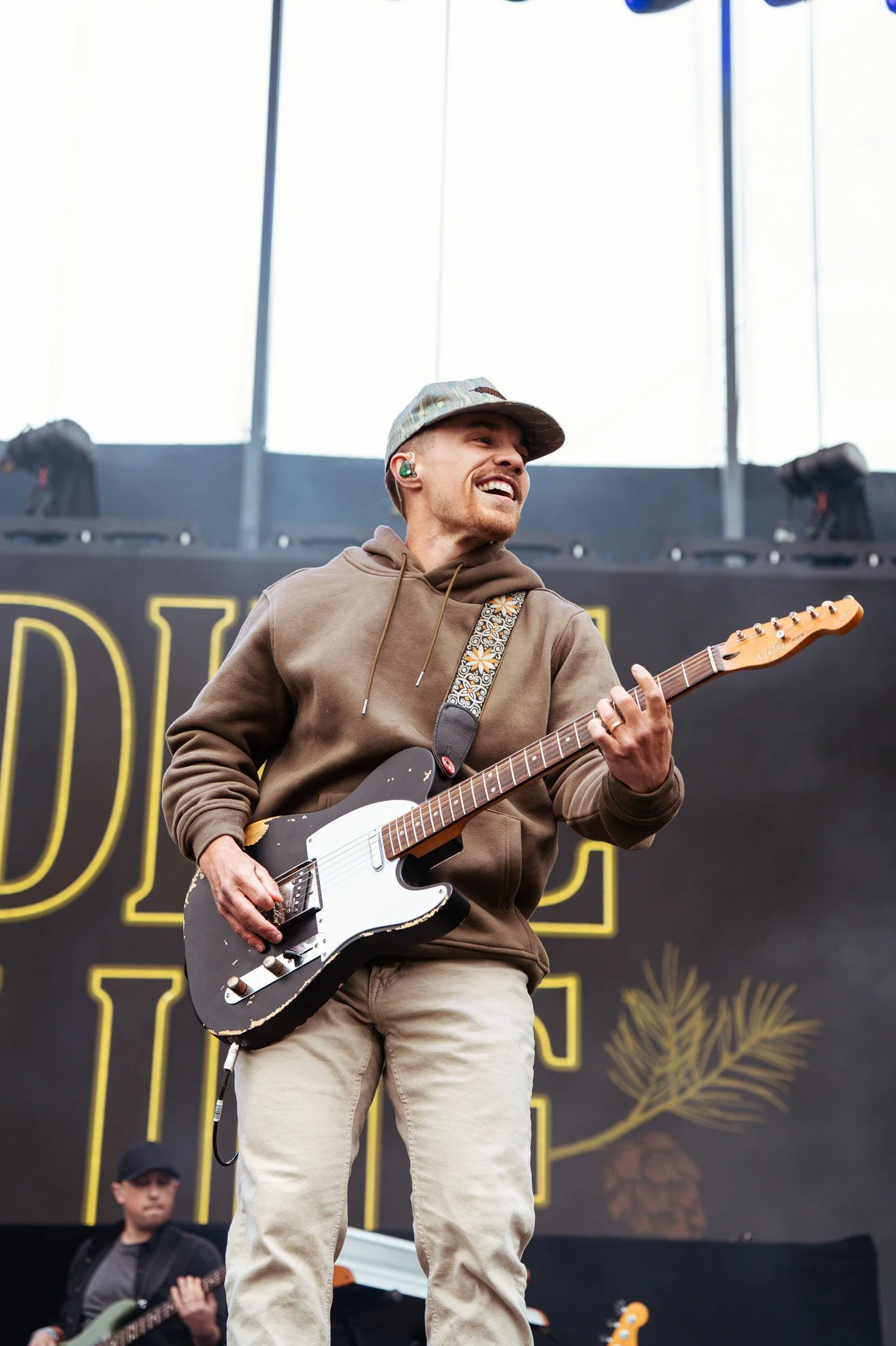  Muscadine Bloodline, composed of Charlie Muncaster and Gary Stanton, kick off their set with “Earle Byrd From Mexia” and “Ballad of the Blanton Brothers,” highlighting their storytelling through lyrics. 