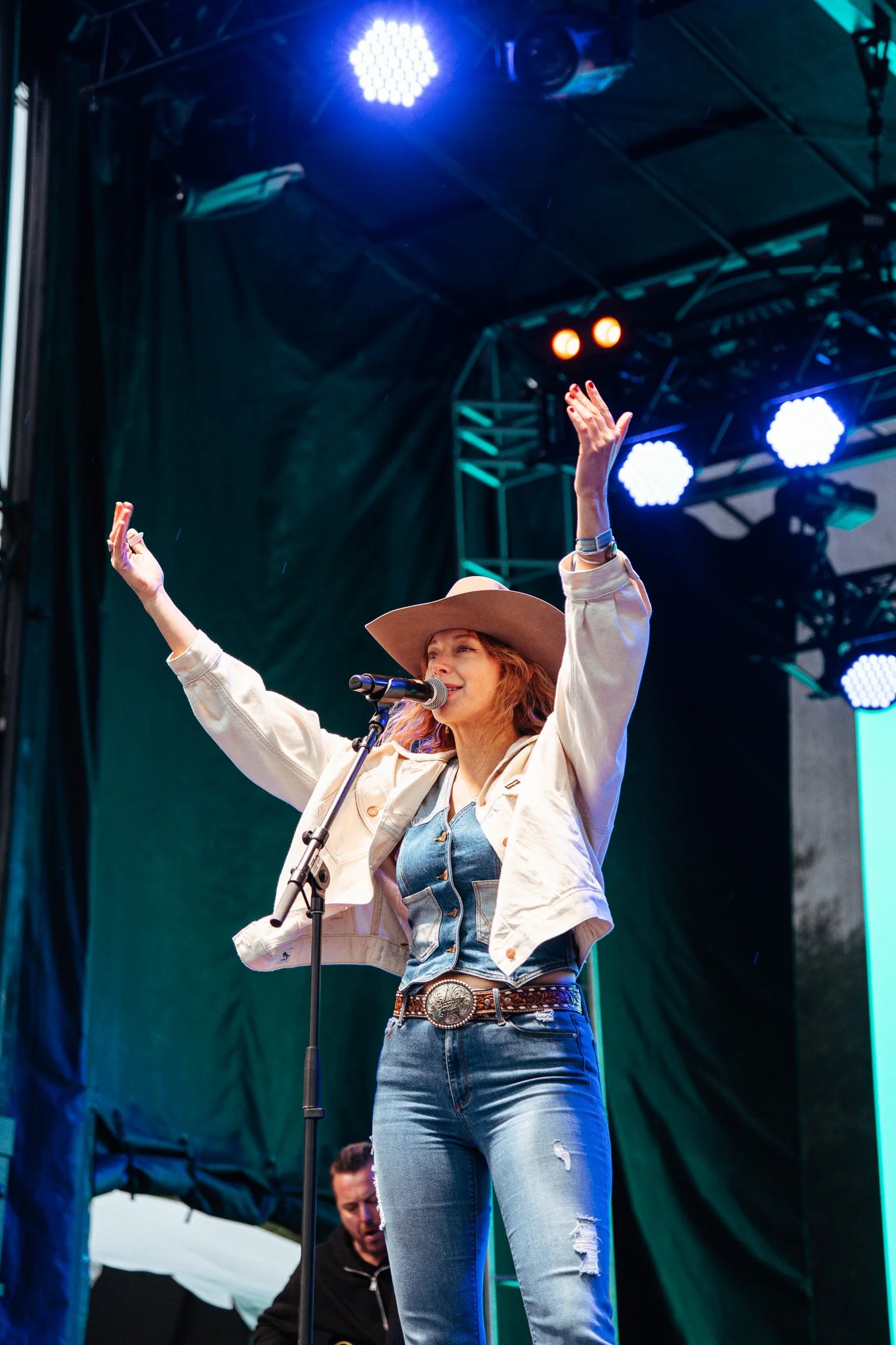  Kaitlyn Butts’ Hoedown begins with a cover of Shania Twain’s “Any Man of Mine,” but is quickly shut down due to lightning in the area. 